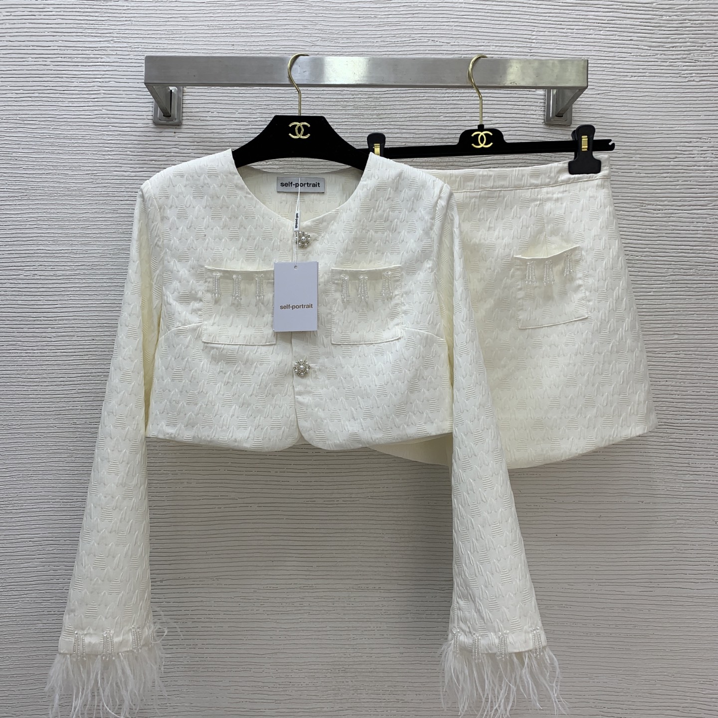 NO:484499,Model number G25090287 Self-portrai* new SP home new model high-end customized fabric foam texture and small fragrance style celebrity suit!  Diamond-infused floral buckle feather bead chain decorated with short long-sleeved round neck jacket top with double pocket curved edge high waist skirt skirt!  Off-white, (M size shoulder width 38 with padded shoulders, bust 96, sleeve length 58, clothing length 40; waist 70, hip 90, skirt length 37) hair, skirts, jackets & coats, alexander wang19860909款号G25090287 Self-portrai*新款SP家新款 高端定制面料发泡肌理感小香风气质名媛套装！镶钻花扣羽毛珠链装饰短款长袖圆领外套上衣双口袋弧边高腰短裙半身裙！米白色, （M码肩宽38有垫肩,胸围96,袖长58,衣长40；腰围70,臀围90,裙长37）发,,skirts,jackets & coats,alexander wang,Women's clothing