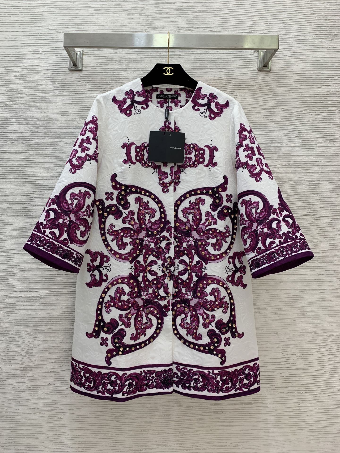 NO:484511,Model number G25090272 Dolce & Gabbana DG* newest high-end custom purple vintage jacquard fabric has a crisp and stylish finish!  Palace style heavy industry diamond-inlaided decorative buckle loose placket style fashionable round neck seven-quarter sleeve mid-length jacket!  (Size S shoulder width 38, bust 98, sleeve length 45, skirt length 87) hair, Dolce & Gabbana, skirts, jackets & coats, alexander wang19860909款号G25090272 杜嘉班纳DG*新款 高端定制紫色复古提花面料版型挺括有型！宫廷风重工镶钻装饰系扣门襟宽松版时尚圆领七分袖中长款外套！ （S码肩宽38,胸围98,袖长45,裙长87）发,,Dolce&Gabbana,skirts,jackets & coats,alexander wang,Women's clothing