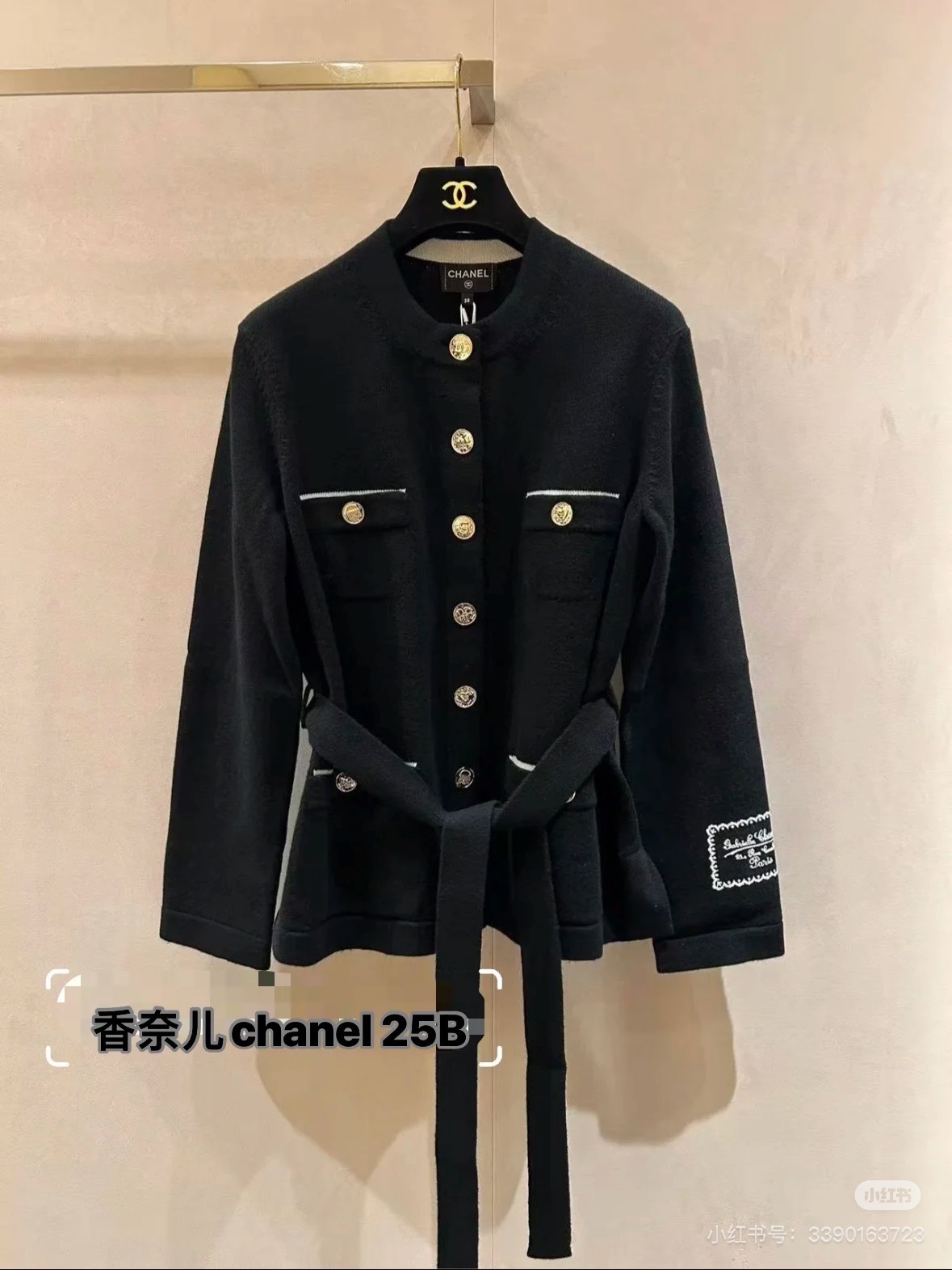 NO:566795,Style number G25082868 Chane* new high-end customized wool yarn fabric is soft, waxy and skin-friendly!  Grandma Xiang’s customized slim-fitting round-neck long-sleeved mid-length knitted cardigan top with various button cuff patches!  Apricot, black, 36.38.40 (size 38 shoulder width 37, bust 92, sleeve length 62, dress length 68) hair,,chanel,alexander wang19860909款号G25082868 Chane*新款高端定制羊毛纱线面料软糯亲肤！香奶奶家定制多种纽扣袖口贴布装饰修身显瘦圆领长袖中长款针织开衫上衣！杏色、黑色、36.38.40（38码肩宽37,胸围92,袖长62,衣长68）发,,chanel,alexander wang,Women's clothing