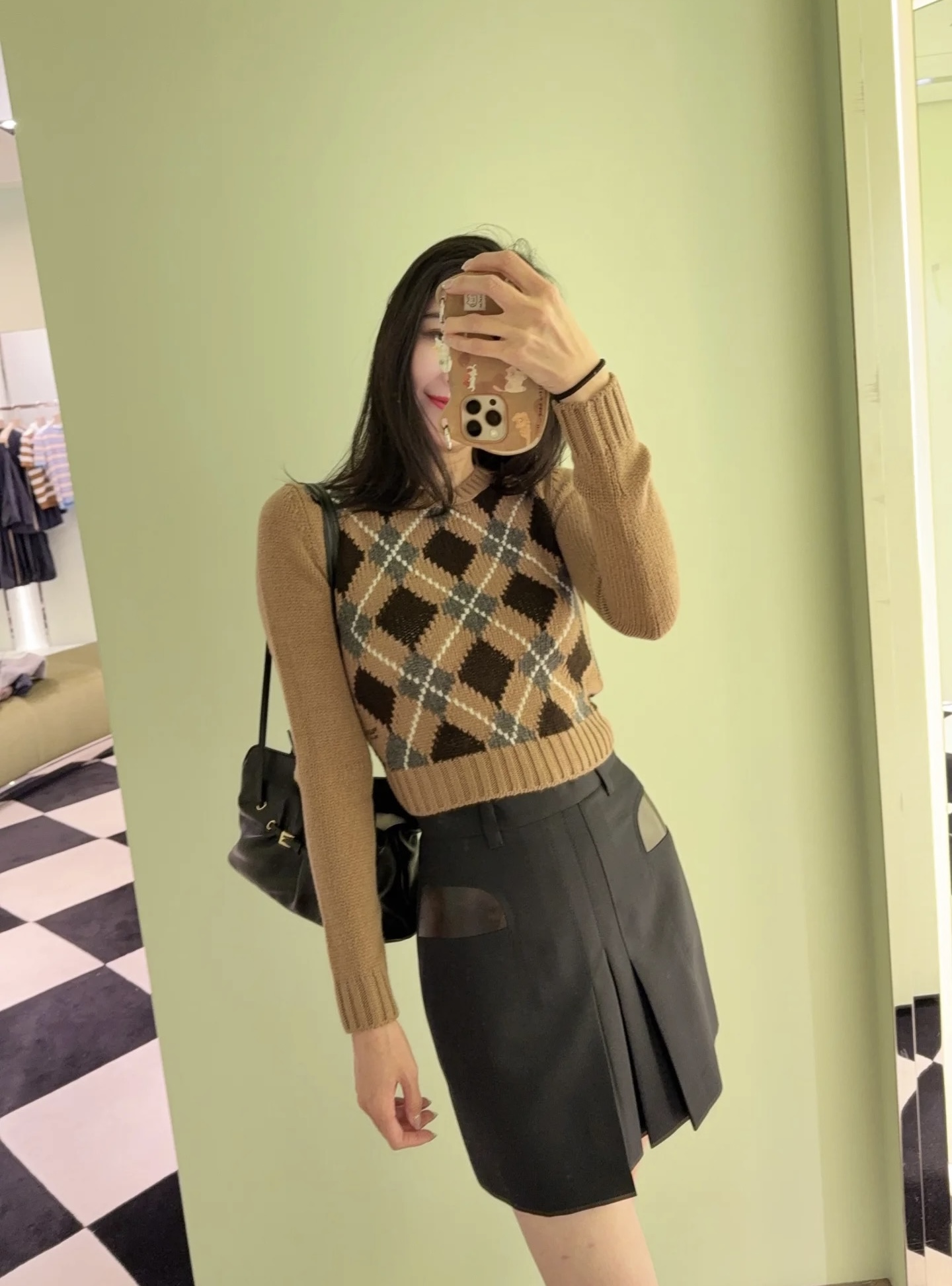 NO:479001,Model number G25082854 Prad* new high-end custom wool yarn fabric, contrasting diamond letter logo embroidery logo slim and short pullover long-sleeved sweater top!  Coffee, 36.38.40 (M size shoulder width 37, bust 80, sleeve length 60, clothing length 49), prada, alexander wang19860909款号G25082854 Prad*新款高端定制羊毛纱线面料、撞色菱格字母logo刺绣徽标修身显瘦短款套头长袖针织衫上衣！咖色,36.38.40（M码肩宽37,胸围80,袖长60,衣长49）发,,prada,alexander wang,Women's clothing