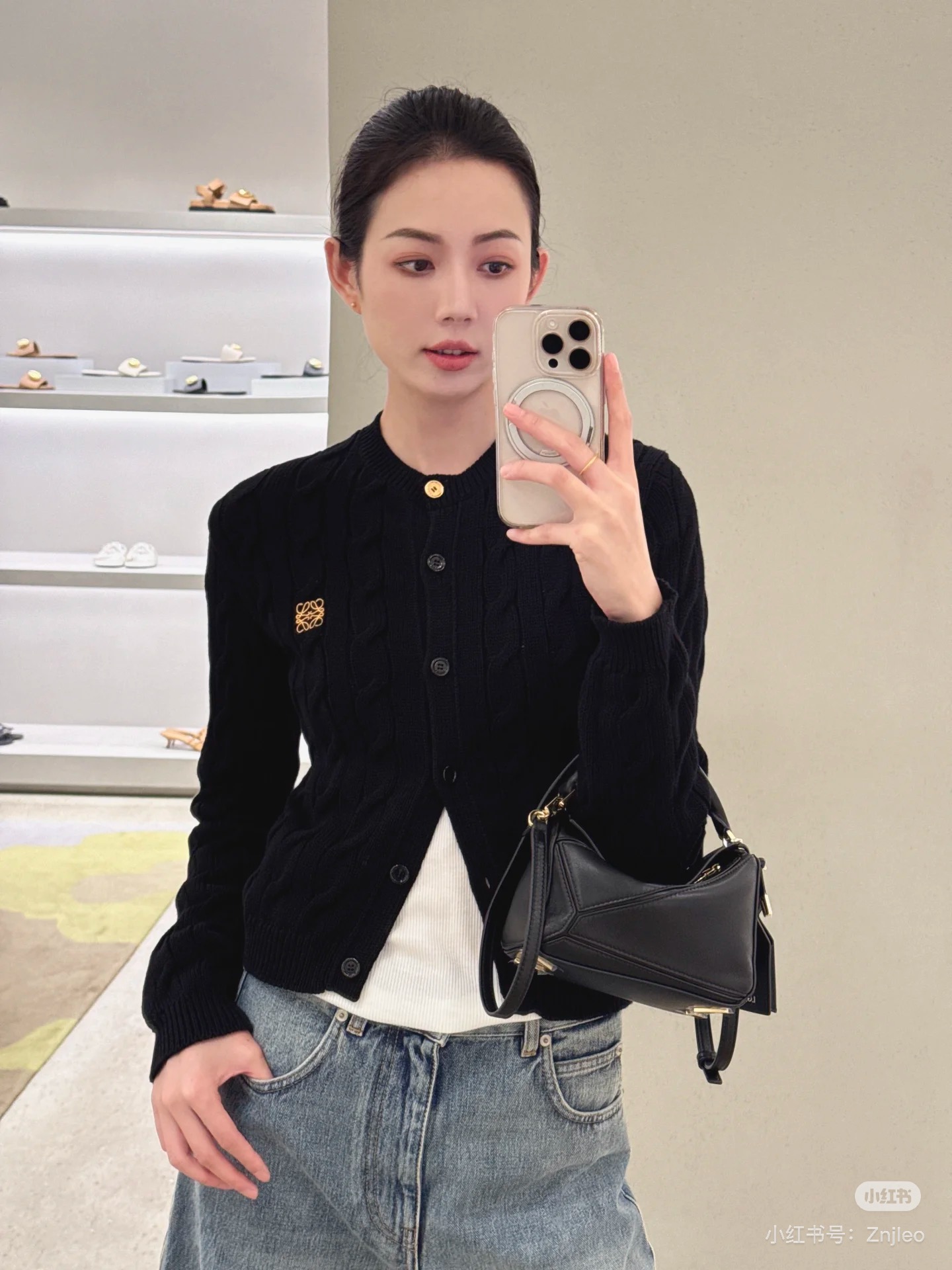 NO:478968,Model number D25082974 LOEW* new custom chest logo embroidered logo with twisted pattern slim buckle round neck long sleeve knitted cardigan top!  Pink, black, (M size shoulder width 37, bust 88, sleeve length 58, clothing length 55) hair, loewe, alexander wang19860909款号D25082974 LOEW*新款定制胸前徽标刺绣logo麻花纹修身显瘦系扣圆领长袖针织开衫上衣！粉色、黑色、（M码肩宽37,胸围88,袖长58,衣长55）发,,loewe,alexander wang,Women's clothing