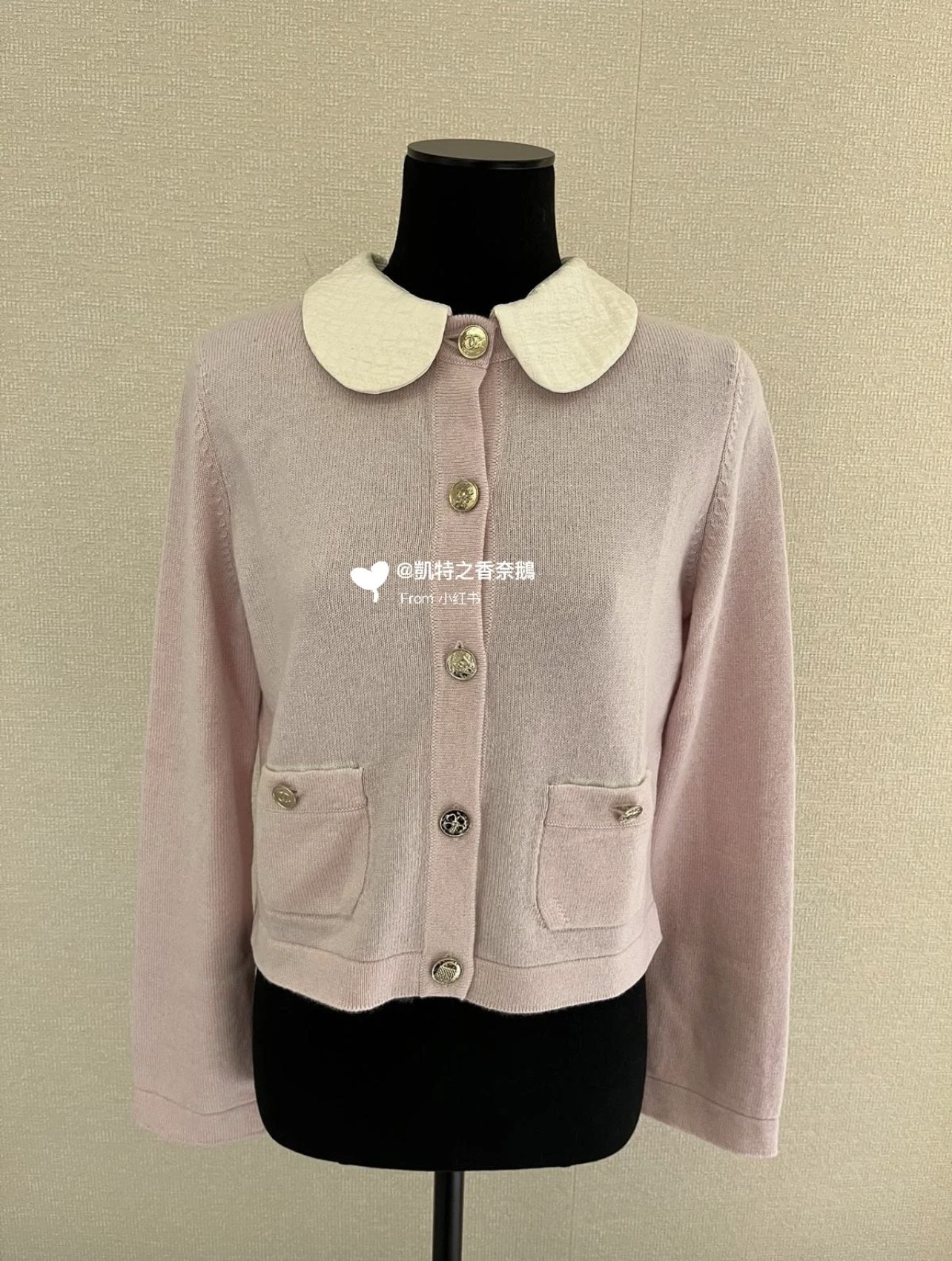 NO:480294,Model number G25083064 Chane* newest high-end custom wool yarn fabric is soft and skin-friendly!  Fashionable age-reducing removable doll collar design custom-made with a variety of button short long-sleeved knitted cardigan tops!  Ony white, pink, black, 36.38.40 (38 size shoulder width 37, bust 88, sleeve length 60, and 49) hair, chanel, alexander wang19860909款号G25083064 Chane*新款 高端定制羊毛纱线面料软糯亲肤！时尚减龄可拆卸娃娃领设计定制多种纽扣短款长袖针织开衫上衣！米白色、粉色、黑色、36.38.40（38码肩宽37,胸围88,袖长60,衣长49）发,,chanel,alexander wang,Women's clothing