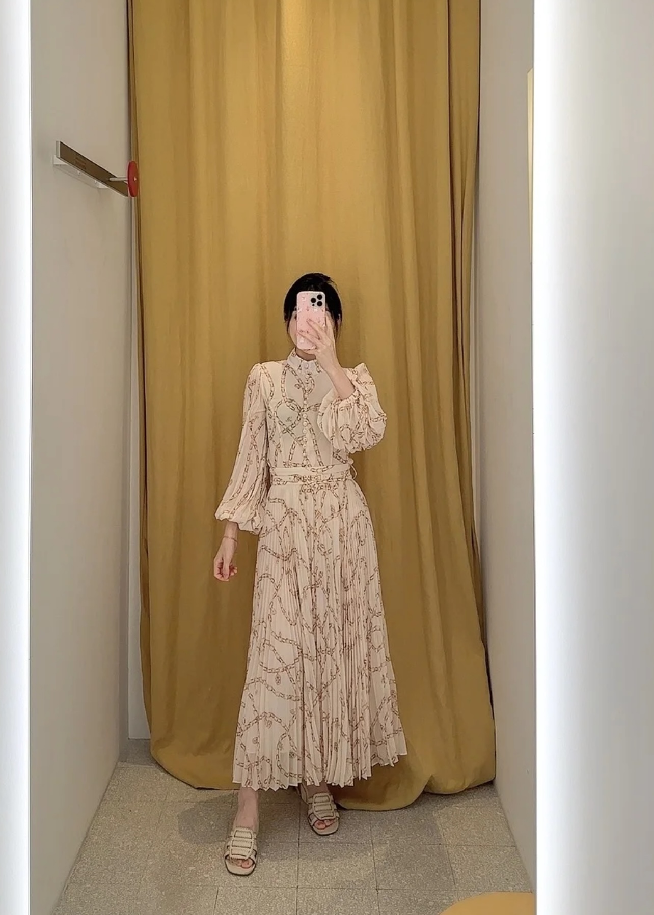 NO:480313,Model number G25083043 ZIMMERMAN*ZIMMERMAN Australian brand high-end custom gold chain printing temperament and fashion two-piece set!  Stand-collar buckle loose long-sleeved shirt top irregular high waist long pleated skirt!  Black, apricot, 1.2.3.4/ SMLXL (2 size shoulder width 36, bust 100, sleeve length 64, garment length 67; inner bust 76 high elasticity, length 38 without shoulder straps; skirt waist 72, skirt length 102) hair, skirt, skirt, alexander wang19860909款号G25083043 ZIMMERMAN*兹默曼澳洲品牌高端定制金链条印花气质时尚两件套装！立领系扣宽松长袖衬衣上衣不规则高腰大摆长款百褶半身裙！黑色、杏色、1.2.3.4/ SMLXL（2码肩宽36,胸围100,袖长64,衣长67；内搭胸围76高弹力,长度38不含肩带；半裙腰围72,裙长102）发,,skirts,alexander wang,Women's clothing