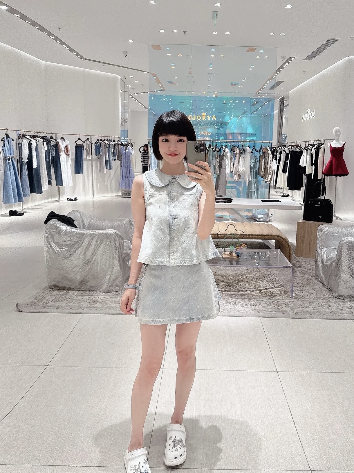 NO:480317,Model number G25083057 MiuMi* new model high-end custom heavy industry diamond embroidery beads decorative old denim set!  Age-reducing playful doll collar buttoned lapel sleeveless top fake two-piece high-waist denim shorts skirt!  (Size S shoulder width 35, bust 100, 48 length of clothing; waist 66, skirt trousers 36) hair, miumiu, skirts, shorts, alexander wang19860909款号G25083057 MiuMi*缪家新款 高端定制重工镶钻绣珠装饰做旧牛仔套装！减龄俏皮娃娃领系扣翻领无袖上衣假两件高腰牛仔短裤裙！ （S码肩宽35,胸围100,衣长48；腰围66,裙裤长36）发,,miumiu,skirts,shorts,alexander wang,Women's clothing