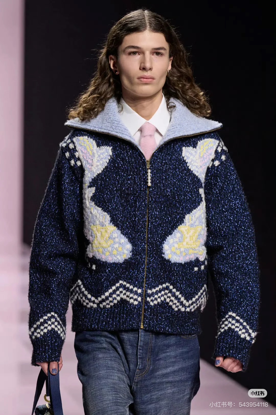 NO:483707,Model number G25090187 The same model as men and women, LOUIS*Doujia LV new high-end version!  Original 1:1 customized super thick jacket, heavy weight, full weight letter logo jacquard braid loose and fashionable zipper cardigan large lapel thick jacket!  Navy blue, (M size shoulder width 56, bust 120, sleeve length 65, clothing length 64) hair,,louis vuitton,louis vuitton,louis vuitton,louis vuitton,jackets & coats,alexander wang19860909款号G25090187 男女同款LOUIS*驴家LV新款高版本！原版1:1定制超级厚实的一款外套、几斤重量沉甸甸满满的分量感字母logo提花编织宽松时尚拉链开衫大翻领厚外套！藏蓝色、（M码肩宽56,胸围120,袖长65,衣长64）发,,louis vuitton,louis vuitton,louis vuitton,louis vuitton,jackets & coats,alexander wang,Women's clothing