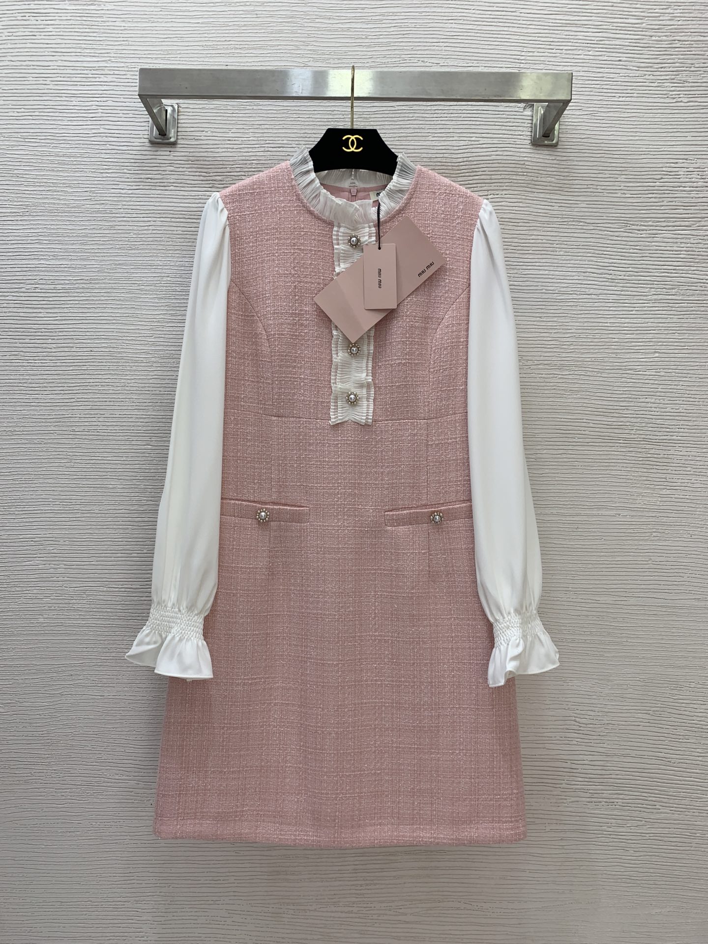 NO:488195,Model number G25090518 MiuMi* Miujia's new high-end custom diamond-clad buckles and ear-stitching slim fit and slim flared sleeves long-sleeved dress!  Pink, black, (M size shoulder width 37, bust 86, waist 76, sleeve length 62, skirt length 92) hair, miumiu, skirt length, alexander wang19860909款号G25090518 MiuMi*缪家新款高端定制镶钻花扣木耳边拼接修身显瘦喇叭袖长袖连衣裙！粉色、黑色、 （M码肩宽37,胸围86,腰围76,袖长62,裙长92）发,,miumiu,skirts,alexander wang,Women's clothing