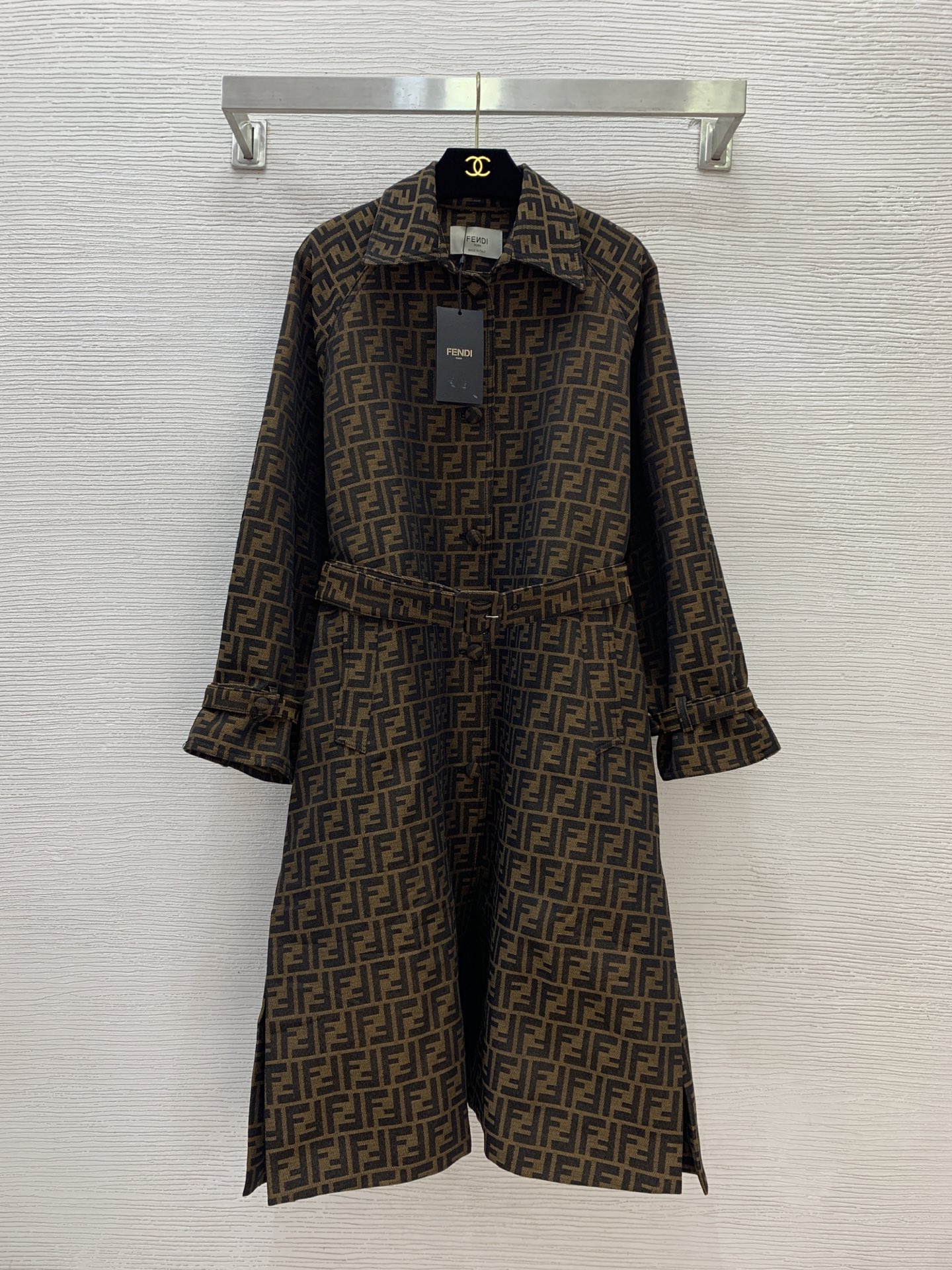 NO:488190,Model number D25090440 Fend* new custom double FF letter jacquard fabric has a crisp and stylish finish!  Single-breasted placket with slits on both sides, personalized fashionable lapel mid-length windbreaker jacket coat!  (M size bust 122, rotator sleeve length 72, clothes length 108) hair, fendi, jackets & coats, alexander wang19860909款号D25090440 Fend*新款定制双FF字母提花面料版型挺括有型！单排扣开襟两侧开叉设计个性时尚翻领中长款风衣外套大衣！（M码胸围122,连肩袖长72,衣长108）发,,fendi,jackets & coats,alexander wang,Women's clothing