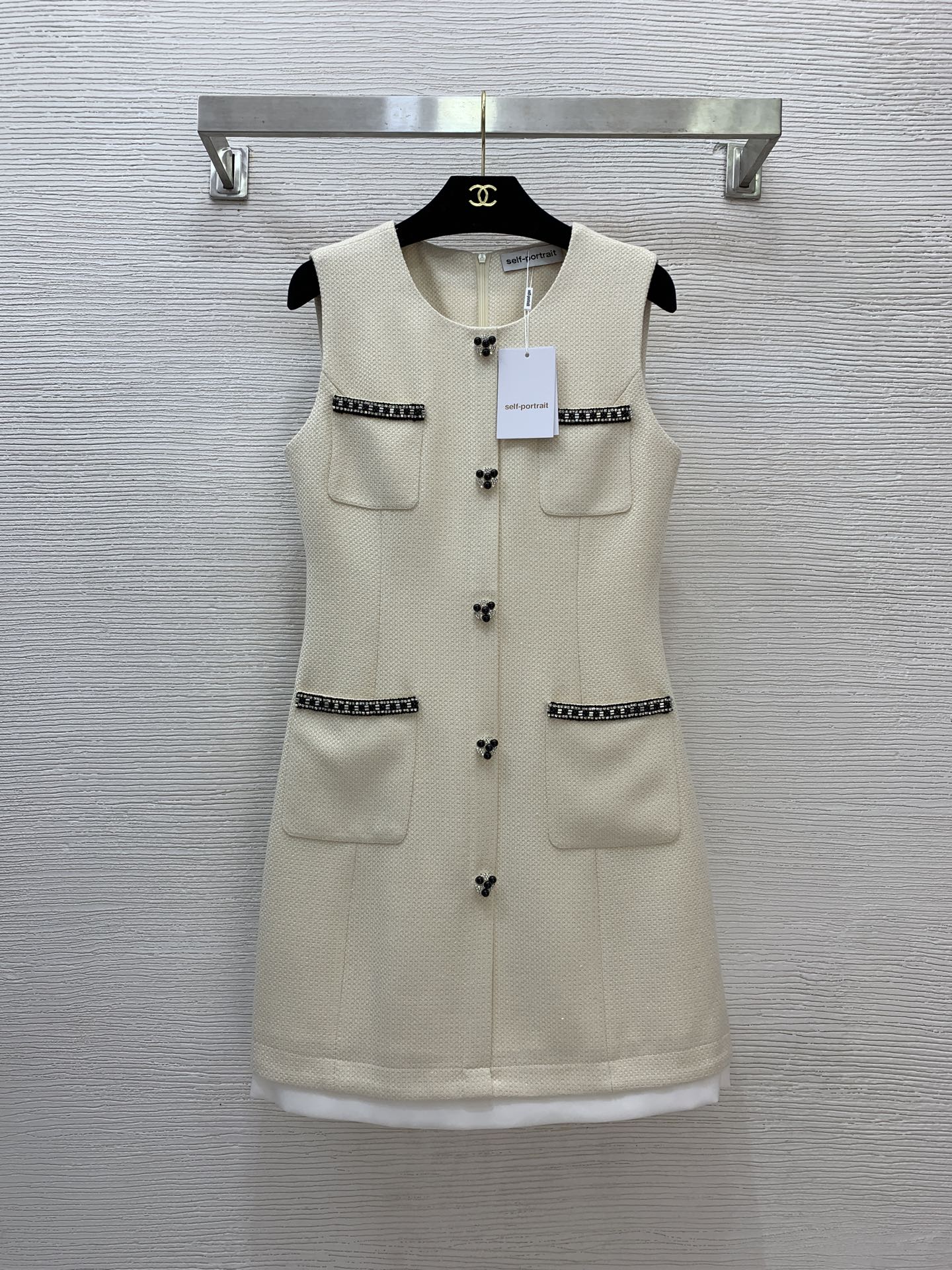 NO:488174,Model number G25090546 Self-portrai* new SP home new model, high-end custom single-breasted diamond beaded edge decoration, slim-fitting and slim sleeveless vest dress!  Apricot, black, (Size S shoulder width 35, bust 84, waist 74, skirt length 86) hair, skirts, alexander wang19860909款号G25090546 Self-portrai*新款SP家新款 高端定制单排扣镶钻钉珠边装饰、修身显瘦无袖背心连衣裙！杏色、黑色、 （S码肩宽35,胸围84,腰围74,裙长86）发,,skirts,alexander wang,Women's clothing