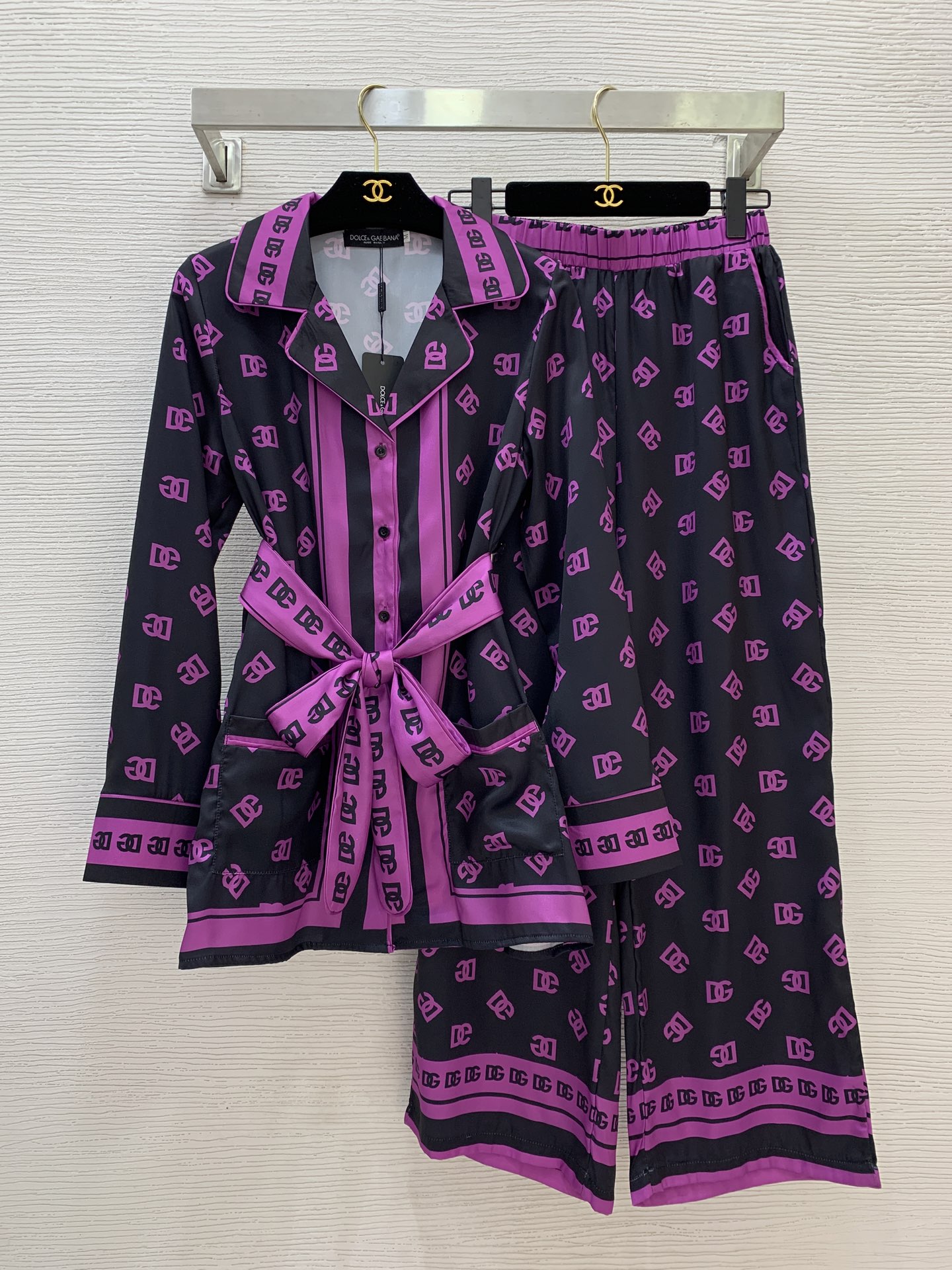 NO:486802,Model number D25090457 Dolce & Gabbana DG* new style, full-length letter logo printed pajama style home clothing set!  Lace-up trouser lapel long sleeve shirt elastic waist wide-leg pants long trousers!  (M size shoulder width 37, bust 100, sleeve length 60, clothing length 72; waist 66 elastic, hip 96, pants length 95) hair, Dolce & Gabbana, shirts, alexander wang19860909款号D25090457 杜嘉班纳DG*新款 满身字母logo印花睡衣风家居服套装！系带束腰翻领长袖衬衫松紧腰阔腿裤长裤！（M码肩宽37,胸围100,袖长60,衣长72；腰围66松紧,臀围96,裤长95）发,,Dolce&Gabbana,shirts,alexander wang,Women's clothing