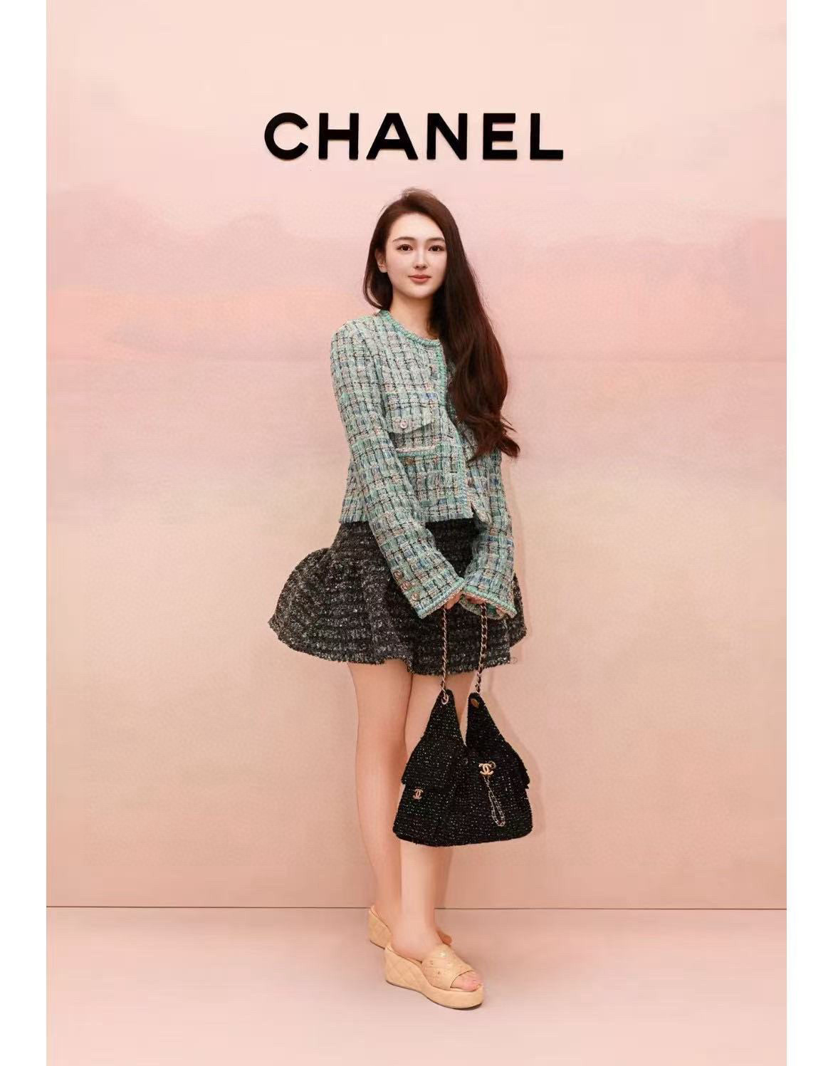NO:486776,Model number G25090428 Chane* new style, elegant and famous little fragrant style color thread braided hem metal chain style is sleek and stylish!  High-end camellia jacquard lined with twisted edges short stylish round neck long sleeve tweed jacket!  Peacock Green (M size shoulder width 39, bust 94, sleeve length 60, clothing length 47) hair, chanel, jackets & coats, alexander wang19860909款号G25090428 Chane*新款 气质名媛小香风彩线编织下摆金属链条版型垂顺有型！高级感山茶花提花内衬麻花包边短款时尚圆领长袖粗花呢外套！孔雀绿、（M码肩宽39,胸围94,袖长60,衣长47）发,,chanel,jackets & coats,alexander wang,Women's clothing