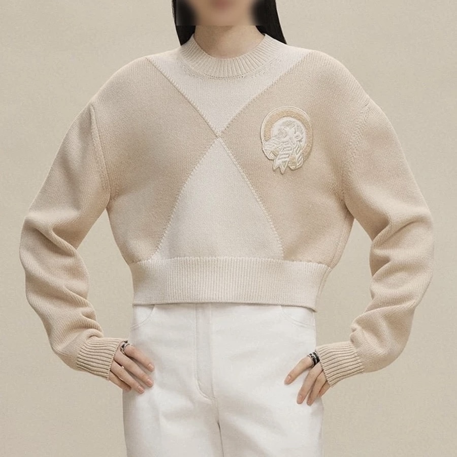 NO:486822,Model number G25090419 HERM* new high-end custom two-color spliced ​​chest badge decorative slim short pullover long-sleeved sweater top!  Khaki, blue, (M size shoulder width 47, bust 110, sleeve length 55, clothing length 54) hair, hermes, sweaters, alexander wang19860909款号G25090419 HERM*新款高端定制双色拼接胸前徽章装饰修身显瘦短款套头长袖针织衫毛衣上衣！卡其色、蓝色、 （M码肩宽47,胸围110,袖长55,衣长54）发,,hermes,sweaters,alexander wang,Women's clothing