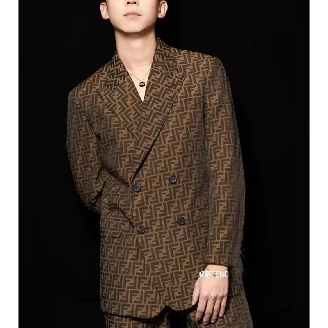 NO:488183,Model number D25090438 Fend* new custom double FF letter jacquard fabric has a crisp and stylish finish!  Flip pocket double row four-bar loose and stylish casual blazer!  (M size shoulder width 41 with shoulder pads, bust 102, sleeve length 57, clothing length 72) hair, fendi, jackets & coats, business suit, alexander wang19860909款号D25090438 Fend*新款定制双FF字母提花面料版型挺括有型！翻盖口袋双排四粒扣宽松时尚休闲西装外套！（M码肩宽41有垫肩,胸围102,袖长57,衣长72）发,,fendi,jackets & coats,business suit,alexander wang,Women's clothing