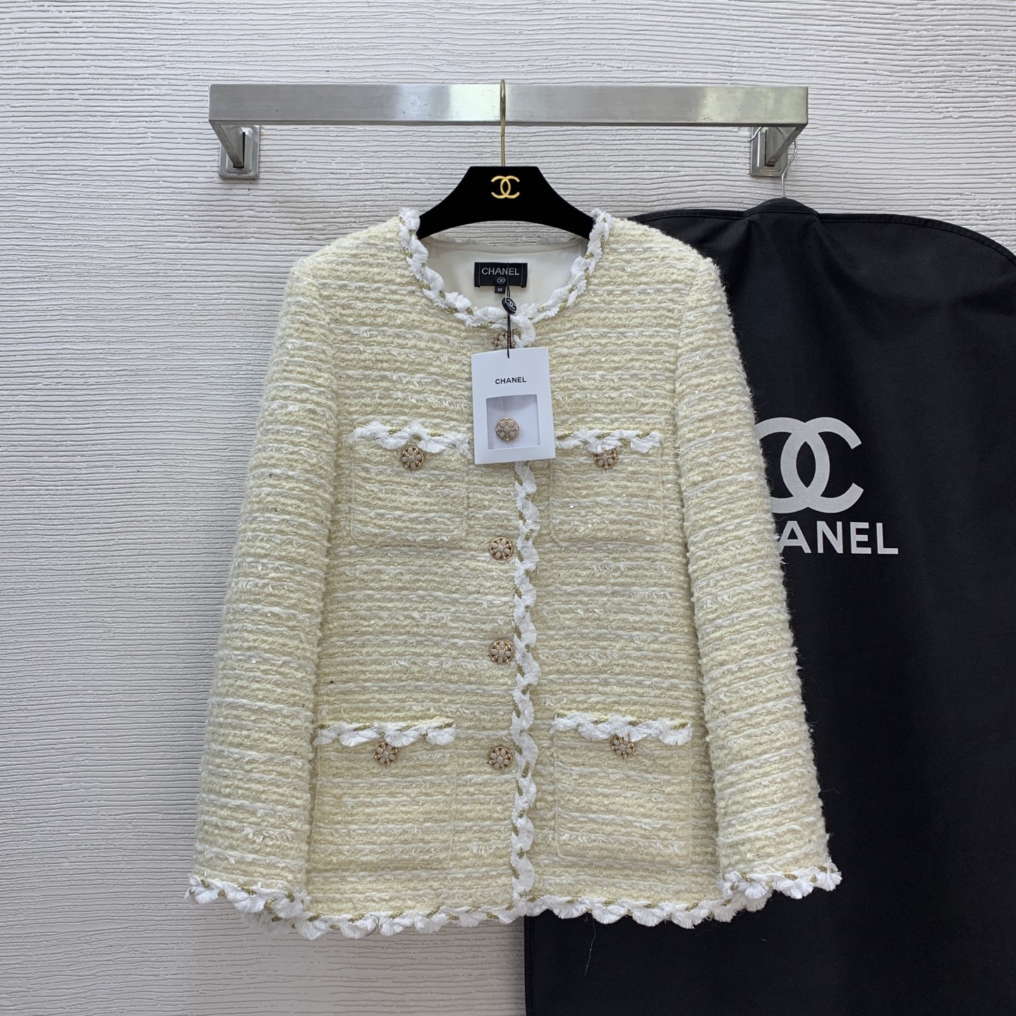 NO:489299,Model number G25090673 CHANE*L new model, high-end custom wool blended sequin braided tweed gold thread twisted edges, and the inner sewn metal chain is styling!  The price of a round neck, long sleeves, small fragrant style thick jacket does not include dust bags!  Apricot color, (M size shoulder width 39 with shoulder pads, bust 98, sleeve length 58, clothing length 67) hair, chanel, jackets & coats, alexander wang19860909款号G25090673 CHANE*L新款 高端定制羊毛混纺亮片编织粗花呢金线麻花包边、下摆内侧缝制金属链条版型垂坠有型！圆领长袖小香风厚外套价格不含防尘袋！杏色, （M码肩宽39有垫肩,胸围98,袖长58,衣长67）发,,chanel,jackets & coats,alexander wang,Women's clothing