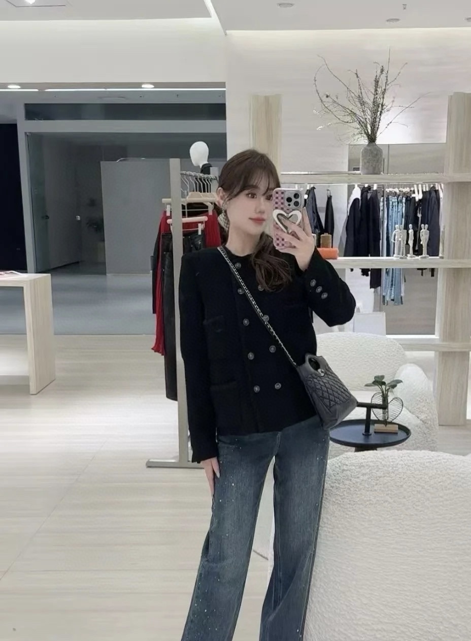 NO:488181,Model number G25090574 Chane* new model Xiang Grandma's customized color pin printed lining, and the inner sewn metal chain is styling with style!  Double-breasted hand-woven twisted tweed short long-sleeved round neck small fragrant jacket!  Black, (L size shoulder width 37, bust 94, sleeve length 60, clothing length 58) hair, chanel, jackets & coats, alexander wang19860909款号G25090574 Chane*新款 香奶奶家定制彩色别针印花内衬、下摆内侧缝制金属链条版型垂坠有型！双排扣手工编织麻花包边粗花呢短款长袖圆领小香风外套！黑色, （L码肩宽37,胸围94,袖长60,衣长58）发,,chanel,jackets & coats,alexander wang,Women's clothing