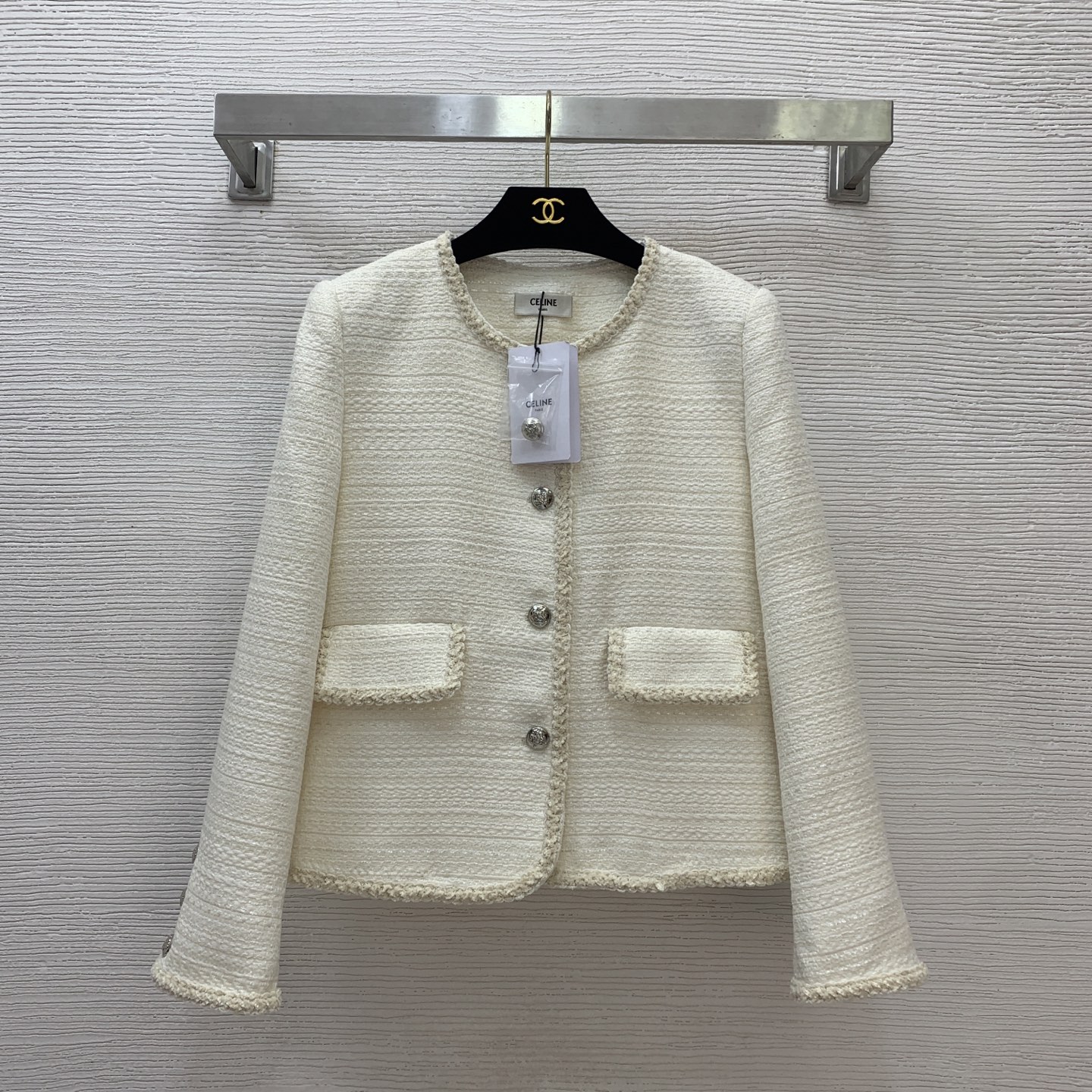 NO:489353,Model number G25090658 Celin* new model high-end custom mixed-color coarse fabric, metal chain sewn on the inside of the hem, with a styling style!  Stylish short round neck long sleeve small fragrance jacket with lace flip pocket!  Off-white, (M size shoulder width 38 with shoulder pads, bust 96, sleeve length 57, clothing length 55) hair, celine, jackets & coats, alexander wang19860909款号G25090658 Celin*新款 高端定制混色粗纺面料、下摆内侧缝制金属链条版型垂坠有型！麻花边翻盖口袋时尚短款圆领长袖小香风外套！米白色, （M码肩宽38有垫肩,胸围96,袖长57,衣长55）发,,celine,jackets & coats,alexander wang,Women's clothing