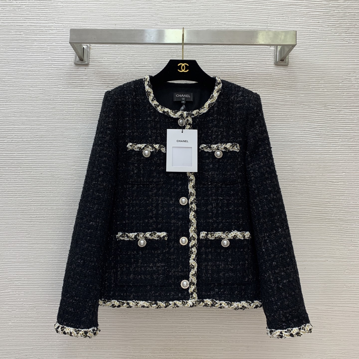 NO:499321,Model number G25091288 Chane* new high-end custom silver wire braided blended twisted edges, and the inner sewn metal chain is styling with style!  Temperament and versatile fashionable round neck short long-sleeved small fragrant jacket!  Black, (M size shoulder width 37 with shoulder pads, bust 94, sleeve length 58, clothing length 57) hair, chanel, jackets & coats, alexander wang19860909款号G25091288 Chane*新款高端定制银丝编织混纺麻花包边、下摆内侧缝制金属链条版型垂坠有型！气质百搭时尚圆领短款长袖小香风外套！黑色, （M码肩宽37有垫肩,胸围94,袖长58,衣长57）发,,chanel,jackets & coats,alexander wang,Women's clothing