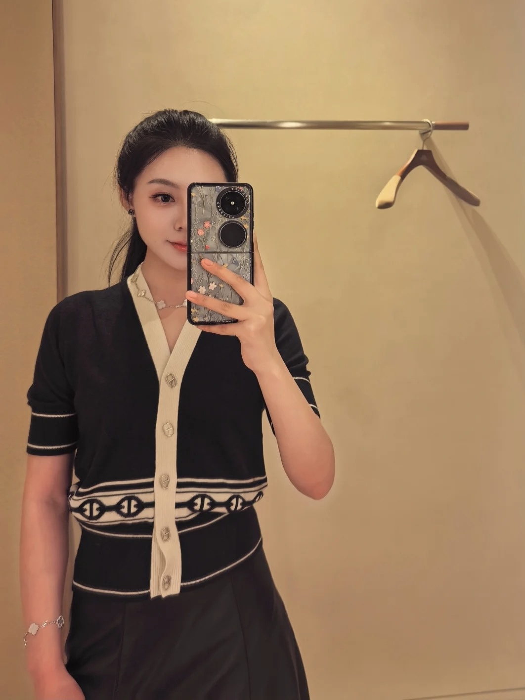 NO:489312,Model number G25090648 HERM*S new model, high-end custom pig nose metal buttons, old Qian style chain jacquard contrasting splicing button V-neck short-sleeved sweater top!  Brown, navy blue, (M size shoulder width 37, bust 90, sleeve length 26, clothing length 52) hair, hermes, T-shirt, alexander wang19860909款号G25090648 HERM*S新款 高端定制猪鼻子金属扣子、老钱风链条提花撞色拼接系扣V领短袖针织衫上衣！棕色、藏蓝色、 （M码肩宽37,胸围90,袖长26,衣长52）发,,hermes,T-shirt,alexander wang,Women's clothing