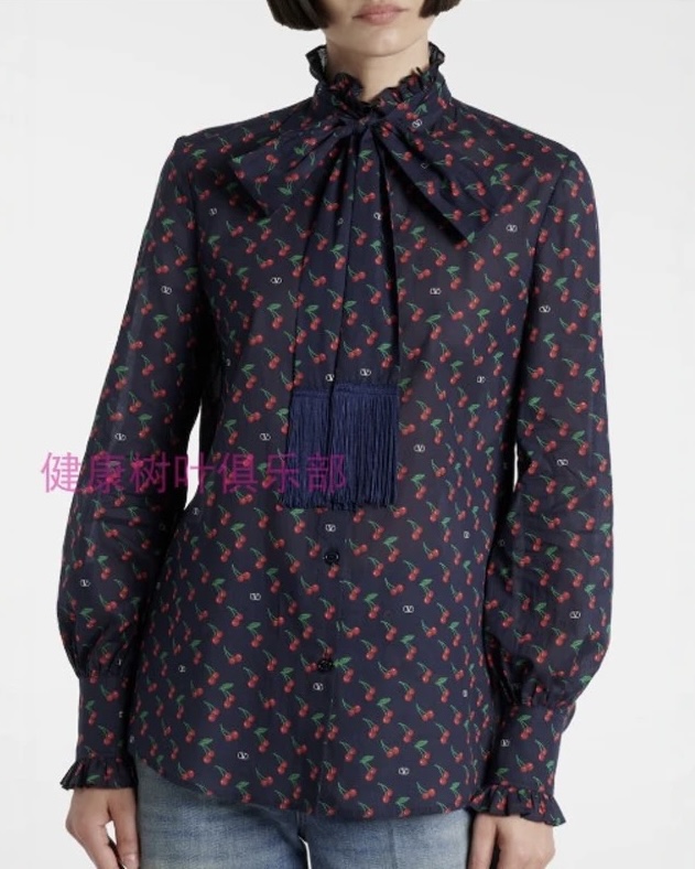 NO:493235,Model number D25090854 VALENTIN*O Warren Home New Style, full of cherry logo prints, wood ears, lace collar, loose and slim long-sleeved cotton shirt!  Navy blue, (M size shoulder width 41, bust 106, sleeve length 64, clothing length 71) hair, valentino, valentino, alexander wang19860909款号D25090854 VALENTIN*O华伦家新款 满身樱桃logo印花、木耳边花边领子宽松显瘦长袖棉衬衣！藏蓝色,（M码肩宽41,胸围106,袖长64,衣长71）发,,valentino,valentino,alexander wang,Women's clothing