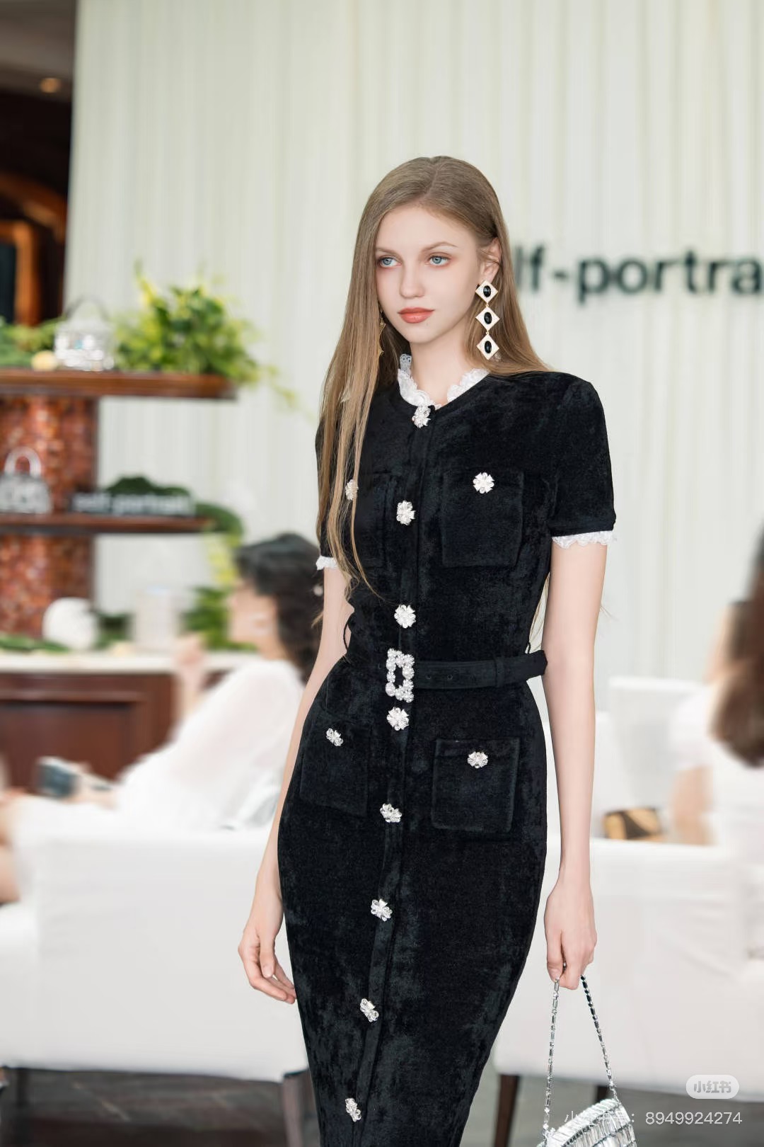 NO:493247,Model number G25090854 Self-portrai* new SP home high-end 1:1 customized suede Snowless knit fabric, overall contour style, which makes you look slim and great!  Elegant and elegant heavy industry diamond-inlaid buttons lace spliced ​​slim long knitted short-sleeved dress with rhinestone square buckle belt!  Black, (M size bust 80~88, high waist circumference 64~70, hip circumference 84, sleeve length 25, skirt length 124) hair, skirt, T-shirt, alexander wang19860909款号G25090854 Self-portrai*新款SP家高版本1:1定制绒面雪呢尔针织面料、整体轮廓版型显瘦超级赞！气质高雅重工镶钻纽扣蕾丝花边拼接修身显瘦长款针织短袖连衣裙配有水钻方扣腰带！黑色、（M码胸围80～88,高腰围64～70,臀围84,袖长25,,裙长124）发,,skirts,T-shirt,alexander wang,Women's clothing