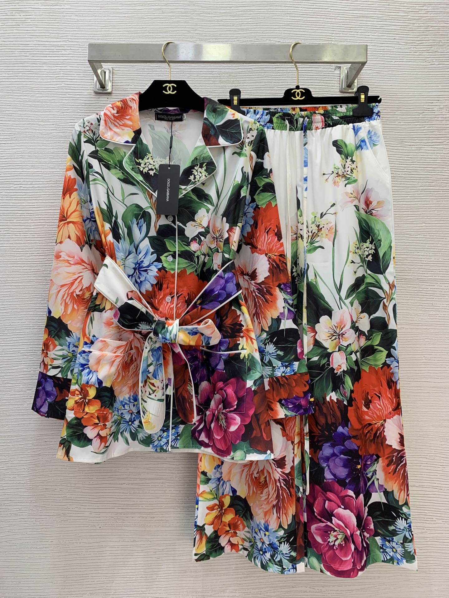NO:499299,Model number D25091273 Dolce & Gabbana DG* new style colorful flower printed pajama style home clothing set!  Double pocket lace-up trousers long sleeve shirt elastic waist wide-leg pants trousers!  (M size shoulder width 38, bust 102, sleeve length 60, clothing length 73; waist 68 elastic, hip 98, pants length 95) hair, Dolce & Gabbana, shirts, alexander wang19860909款号D25091273 杜嘉班纳DG*新款 五彩缤纷花朵印花睡衣风家居服套装！双口袋系带束腰翻领长袖衬衫松紧腰阔腿裤长裤！（M码肩宽38,胸围102,袖长60,衣长73；腰围68松紧,臀围98,裤长95）发,,Dolce&Gabbana,shirts,alexander wang,Women's clothing