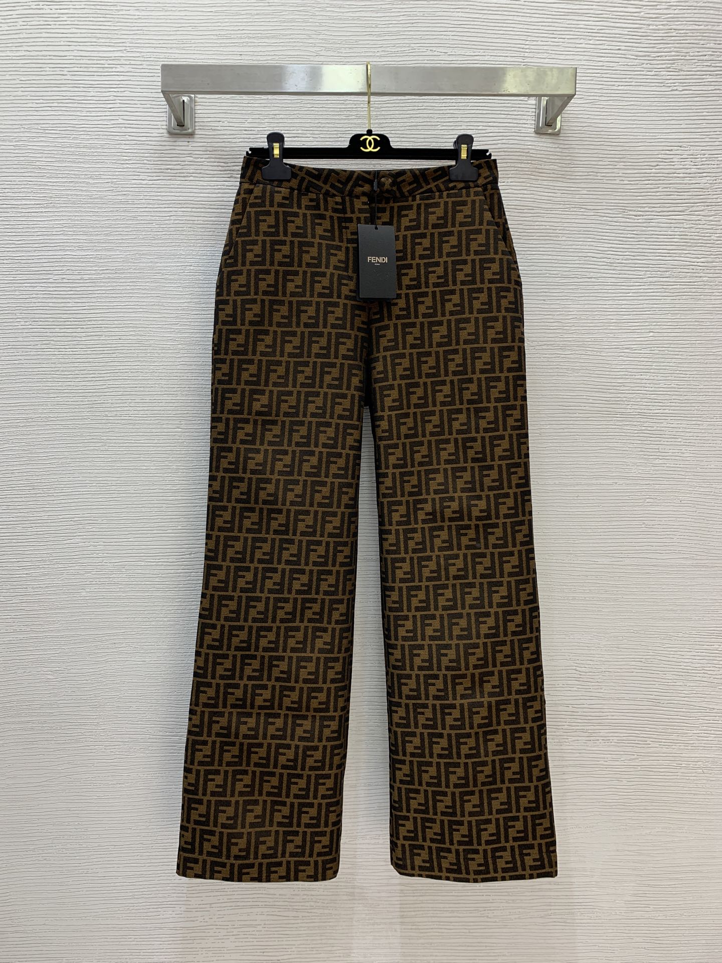 NO:496457,Model number D25091064 Fend* new model double FF letter jacquard fabric is quite wide and stylish!  Zippered closure buckle mid-waist straight trousers casual and versatile trousers!  (M size waist 74, hip 96, pants length 104) pants, fendi, alexander wang19860909款号D25091064 Fend*新款 双FF字母提花面料挺阔有型！拉链门襟系扣中腰直筒长裤休闲百搭西裤！（M码腰围74,臀围96,裤长104）裤子,,fendi,alexander wang,Women's clothing