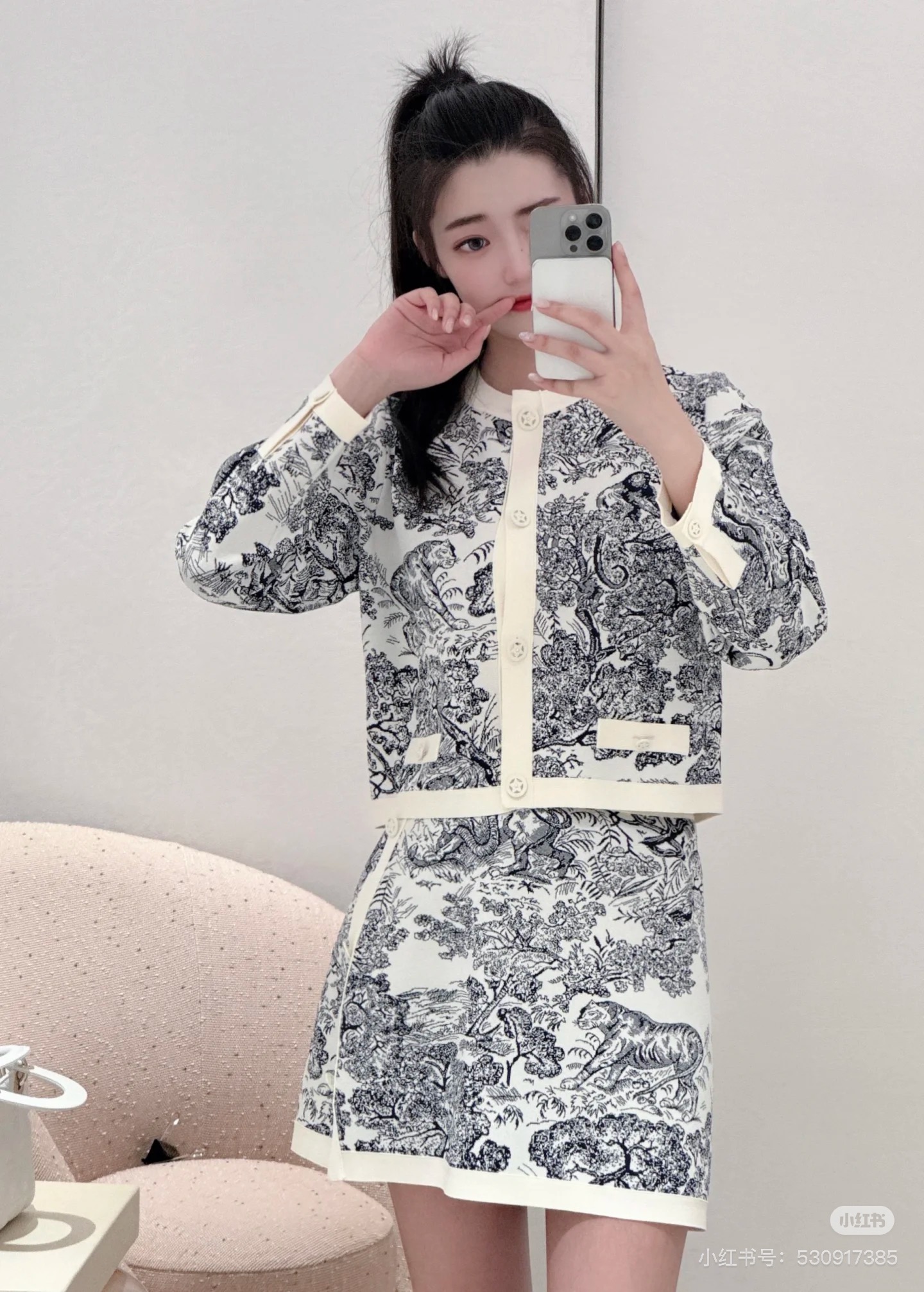 NO:494796,Model number G25090974 Dio* new high-version D home customized animal jacquard pattern jacquard craftsmanship, CD letters five-pointed star button short round neck long sleeve knitted cardigan top!  Red, light green, black, 36.38.40 (38 size shoulder width 37, bust 96, sleeve length 55, garment length 49) top, dior, dior, alexander wang19860909款号G25090974 Dio*新款高版本D家定制动物丛林茹伊图案提花工艺、CD字母五角星纽扣短款圆领长袖针织开衫上衣！红色、浅绿、黑色、36.38.40（38码肩宽37,胸围96,袖长55,衣长49）上衣,,dior,dior,alexander wang,Women's clothing