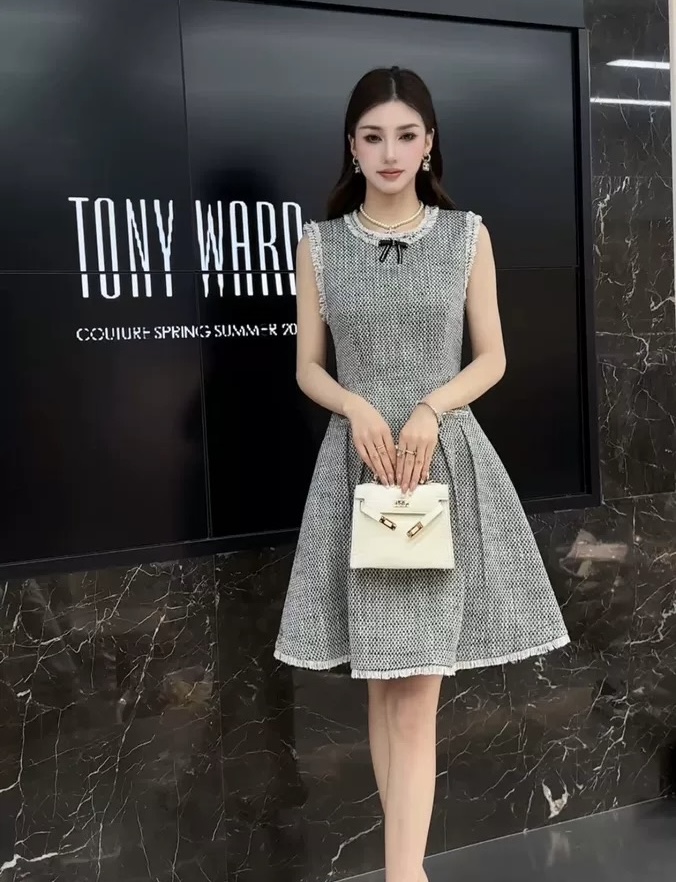 NO:494833,Model number G25090945 Chane* new style, elegant, small fragrance style heavy industry diamond-inlaid beads and tassel edge spliced ​​pleated skirt, waist-closed and slimming sleeveless vest dress!  Apricot, gray, (M size shoulder width 36, bust 90, waist 74, skirt length 90) hair, chanel, skirt 90, alexander wang19860909款号G25090945 Chane*新款 气质小香风重工镶钻钉珠流苏边拼接压褶裙摆收腰显瘦无袖背心连衣裙！杏色、灰色、 （M码肩宽36,胸围90,腰围74,裙长90）发,,chanel,skirts,alexander wang,Women's clothing