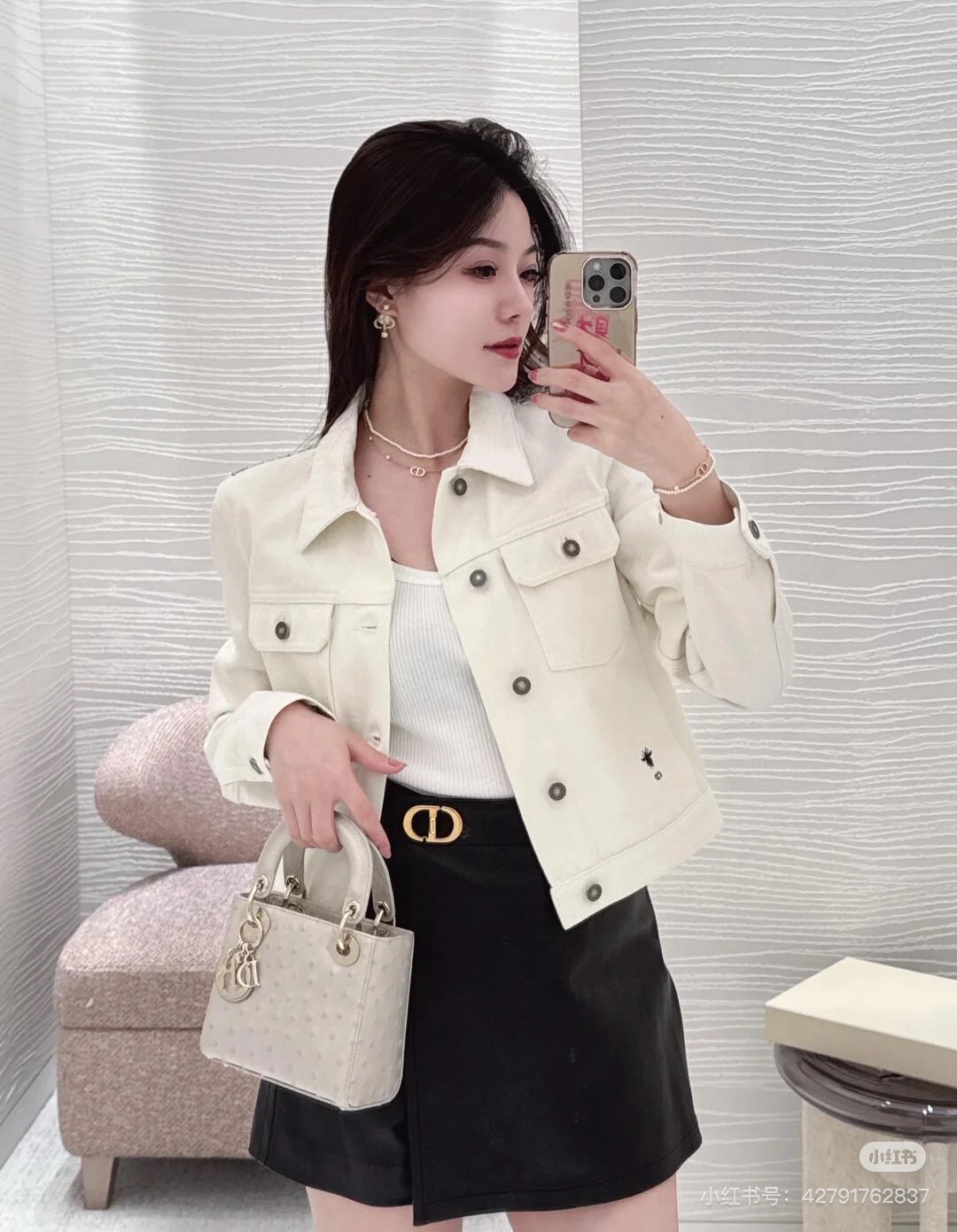 NO:494842,Model number G25090928 Dio* new high-end custom original letter logo buttons, presbyterian printed inner CD bee embroidered flip pocket, short buttoned lapel long-sleeved denim jacket!  Apricot color, (M size shoulder width 41, bust 102, sleeve length 62, clothing length 57) hair, dior, jackets & coats, alexander wang19860909款号G25090928 Dio*新款 高端定制原版字母logo纽扣、老花印花内里CD小蜜蜂刺绣翻盖口袋、短款系扣翻领长袖牛仔外套！杏色,（M码肩宽41,胸围102,袖长62,衣长57）发,,dior,jackets & coats,alexander wang,Women's clothing