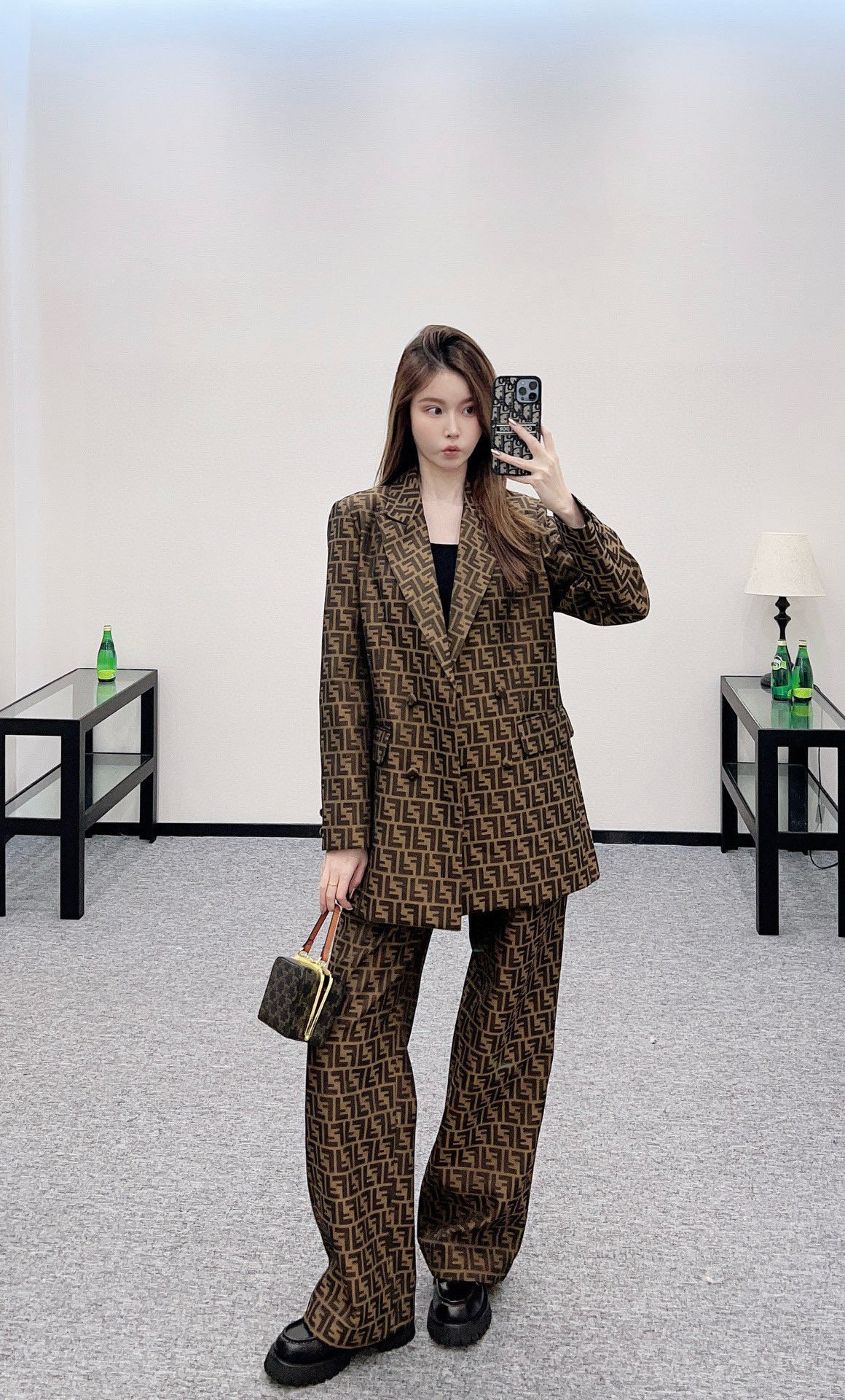 NO:496412,Model number D25091064 Fend* new model double FF letter jacquard fabric is quite wide and stylish!  Zippered closure buckle mid-waist straight trousers casual and versatile trousers!  The same series has long/coats (M size waist 74, hip 96, pants 104) pants, fendi, jackets & coats, alexander wang19860909款号D25091064 Fend*新款 双FF字母提花面料挺阔有型！拉链门襟系扣中腰直筒长裤休闲百搭西裤！同系列长/外套都有（M码腰围74,臀围96,裤长104）裤子,,fendi,jackets & coats,alexander wang,Women's clothing