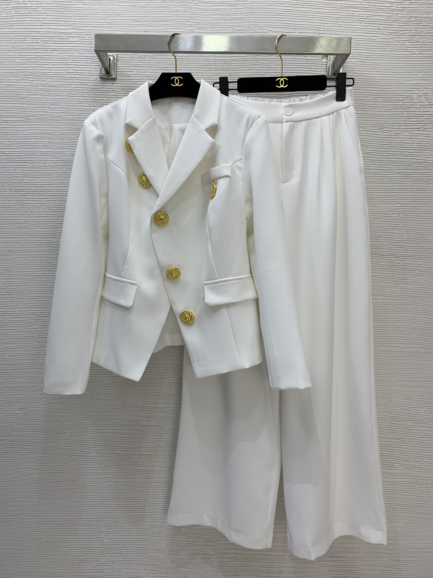 NO:500824,Model number G25091476 Balmai*Balmai New Temperature Commuter Slim and Slim Professional Set!  Lion head big gold buckle decorated slim fit and slim blazer buckle zipper placket loose wide-leg trousers trousers!  White, black, (M size shoulder width 42 with padded shoulders, bust 90, sleeve length 59, clothing length 64; waist circumference 64~72 back tight, hip circumference 104, pants length 106) hair, balmain, jackets & coats, business suit, alexander wang19860909款号G25091476 Balmai*巴曼家新款气质通勤修身显瘦职业套装！狮子头大金扣装饰修身显瘦西装外套系扣拉链门襟宽松阔腿西裤长裤！白色、黑色、 （M码肩宽42有垫肩,胸围90,袖长59,衣长64；腰围64～72后背松紧,臀围104,裤长106）发,,balmain,jackets & coats,business suit,alexander wang,Women's clothing