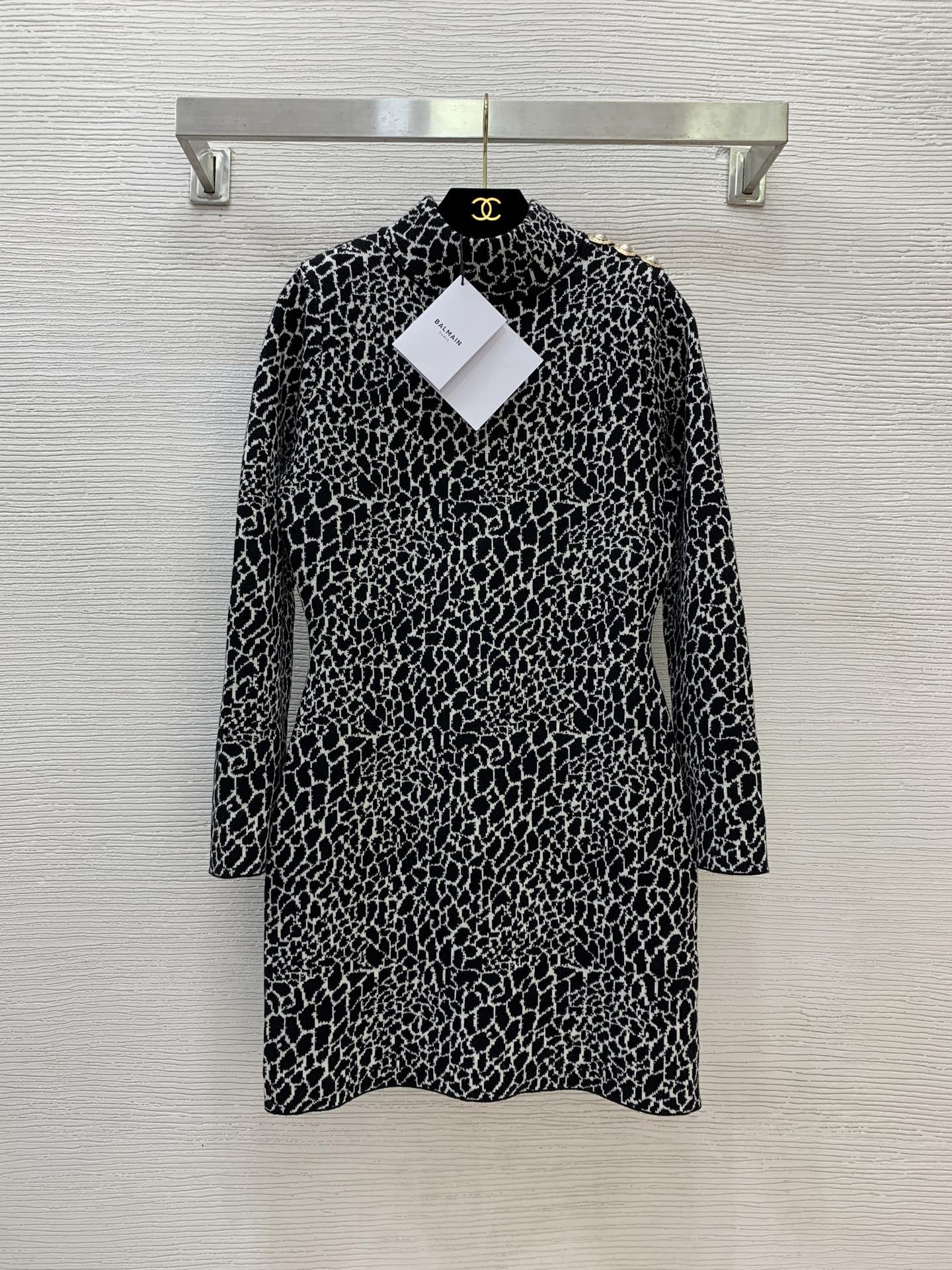 NO:500794,Model number G25091486 Balmai* new autumn and winter style. Baman custom original letter logo buttons, built-in shoulder pads, right-angle shoulder design, slim and stretchy body half high neck long-sleeved leopard print knitted dress!  (M size shoulder width 36 with padded shoulders, bust 86, waist 72, sleeve length 57, skirt length 82) hair, balmain, skirt, alexander wang19860909款号G25091486 Balmai*秋冬新款 巴曼定制原版字母logo纽扣、内置垫肩直角肩设计修身显瘦弹力包身半高领长袖豹纹针织连衣裙！ （M码肩宽36有垫肩,胸围86,腰围72,袖长57,裙长82）发,,balmain,skirts,alexander wang,Women's clothing