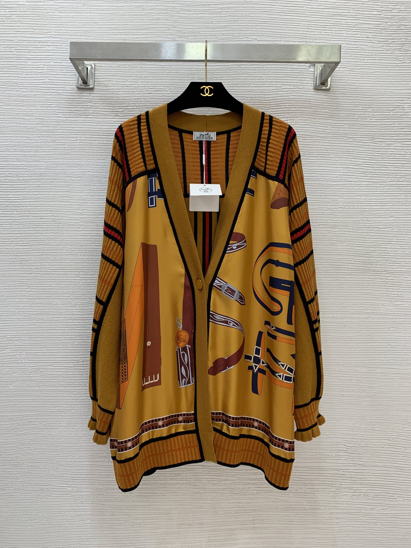 NO:502686,Model number G25091675 Hermè* new H home high-end custom wool blend striped knit fabric spliced ​​19 Mmè silk twill, one-button placket V-neck long sleeve knit cardigan mid-length jacket top!  Brown, blue and black, (M size bust 106, rotator sleeve length 67, 73) hair, hermes, jackets & coats, real silk, alexander wang19860909款号G25091675 Hermè*新款H家高端定制羊毛混纺条纹针织面料拼接19姆米真丝斜纹绸、一粒扣门襟V领长袖针织开衫中长款外套上衣！棕色、蓝黑色、（M码胸围106,连肩袖长67,衣长73）发,,hermes,jackets & coats,real silk,alexander wang,Women's clothing
