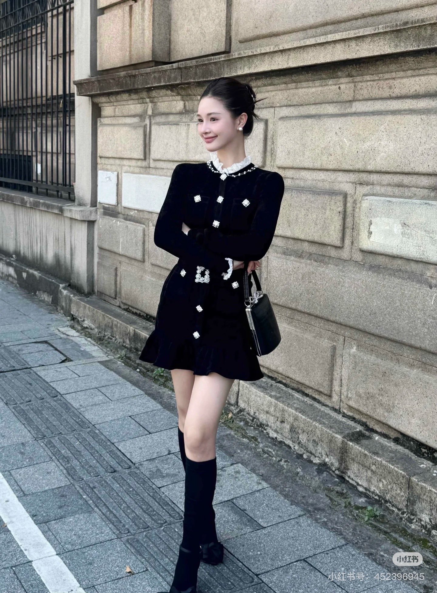 NO:501488,Model number G25091538 Self-portrai* new SP home high-end 1:1 customized suede Snowless knit fabric, overall contour style, which makes you look slim and amazing!  Elegant and elegant heavy industry diamond-inlaid button lace spliced ​​ruffled skirt with slim fit and long-sleeved knitted dress with rhinestone square buckle belt!  Black, (M size shoulder width 37, bust 86, waist 68, sleeve length 61, skirt length 90) hair, skirt, skirt, alexander wang19860909款号G25091538 Self-portrai*新款SP家高版本1:1定制绒面雪呢尔针织面料、整体轮廓版型显瘦超级赞！气质高雅重工镶钻纽扣蕾丝花边拼接荷叶边裙摆修身显瘦长袖针织连衣裙配有水钻方扣腰带！黑色、（M码肩宽37,胸围86,腰围68,袖长61,裙长90）发,,skirts,alexander wang,Women's clothing