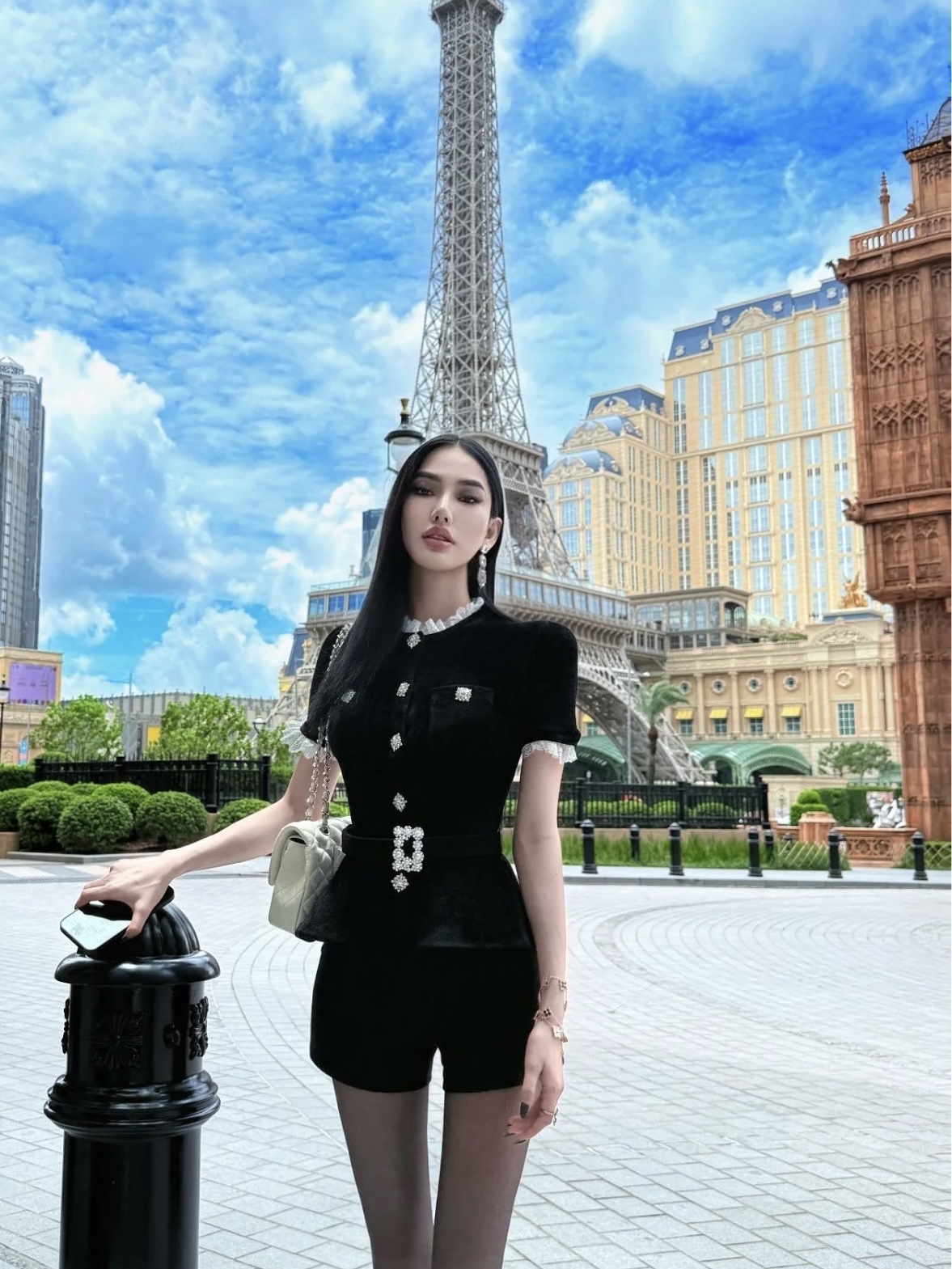 NO:501492,Model number G25091543 Self-portrai* new SP home high-end 1:1 customized suede Snowless knit fabric, overall contour style, which makes you look slim and great!  Elegant and elegant heavy industry diamond-inlaid buttons lace spliced ​​slim fit and slim wasp waist short-sleeved top with rhinestone square button belt!  Black, (M size bust 78, waist 64, sleeve length 23, clothing length 55) hair, T-shirt, alexander wang19860909款号G25091543 Self-portrai*新款SP家高版本1:1定制绒面雪呢尔针织面料、整体轮廓版型显瘦超级赞！气质高雅重工镶钻纽扣蕾丝花边拼接修身显瘦黄蜂腰短袖上衣配有水钻方扣腰带！黑色、（M码胸围78,腰围64,袖长23,衣长55）发,,T-shirt,alexander wang,Women's clothing