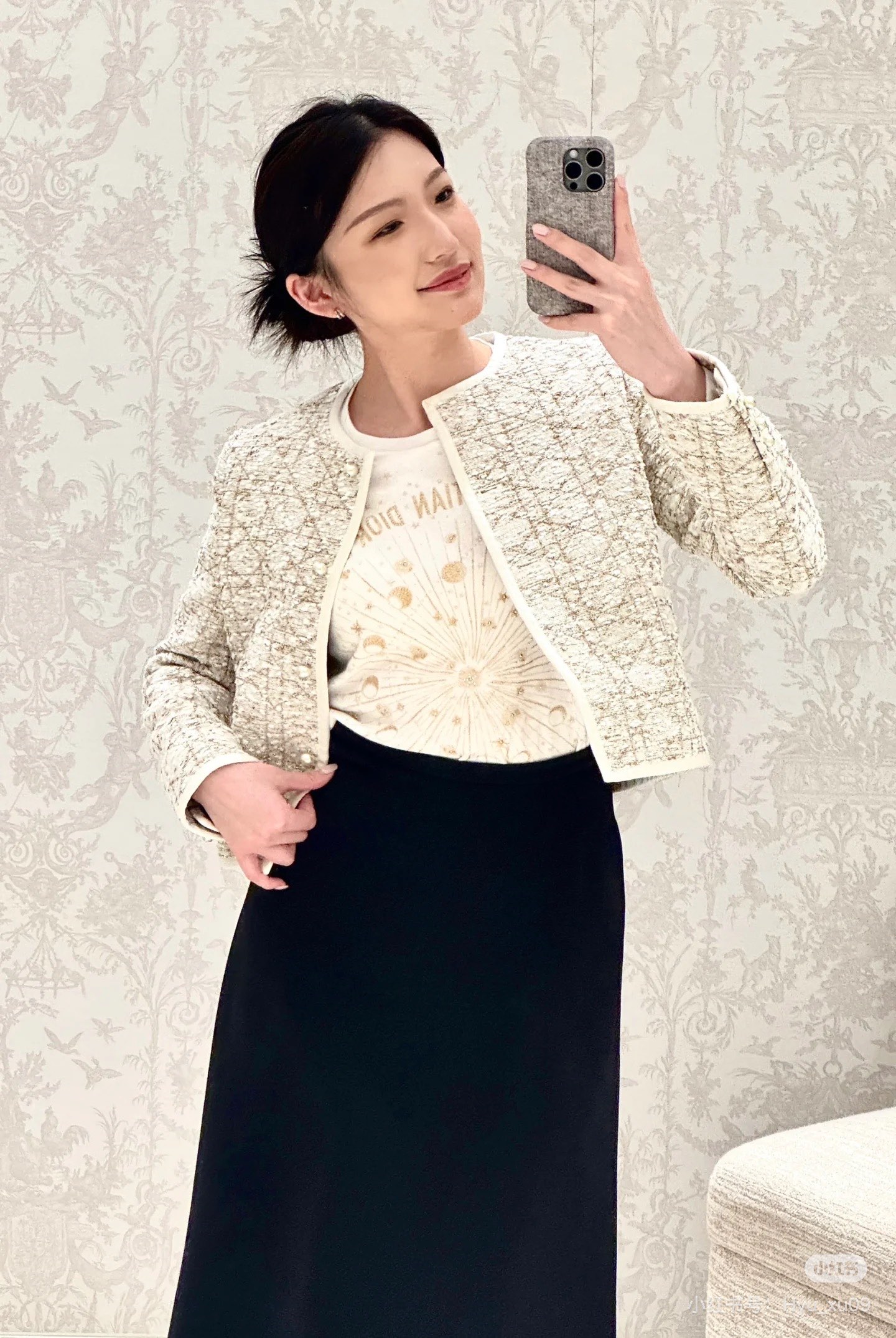 NO:502688,Model number G25091672 Dio* new autumn and winter style. The daughter of the chaebol recommended D's high-end customized gold thread braided plaid grain fabric, and the inner sewn metal chain sewn on the hem is stylish!  CD Pearl Button Webbing Edge Round Neck Long Sleeve Short Jacket Top!  (M size shoulder width 39 with shoulder pads, bust 96, sleeve length 59, clothing length 51) hair, dior, dior, jackets & coats, alexander wang19860909款号G25091672 Dio*秋冬新款 财阀千金大小姐推荐D家高端定制金线编织格纹颗粒面料、下摆内侧缝制金属链条版型垂坠有型！CD珍珠纽扣织带包边圆领长袖短款外套上衣！ （M码肩宽39有垫肩,胸围96,袖长59,衣长51）发,,dior,dior,jackets & coats,alexander wang,Women's clothing