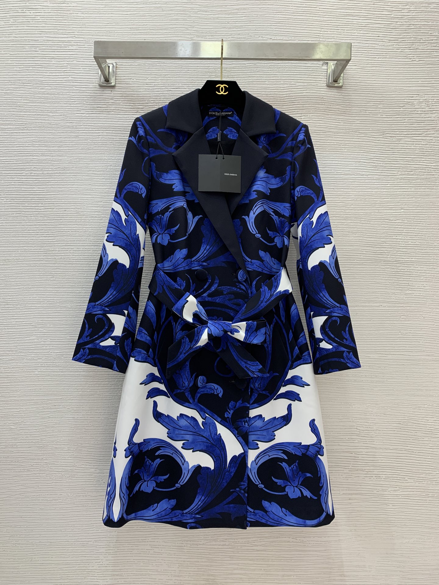 NO:503381,Model number D25091759 Dolce & Gabbana DG* new blue retro pattern printed double-breasted lapel with belt waist-closed mid-length windbreaker coat coat!  (M size shoulder width 39 with shoulder pads, bust 90, sleeve length 55, clothing length 97) hair, Dolce & Gabbana, jackets & coats, alexander wang19860909款号D25091759 杜嘉班纳DG*新款 蓝色复古花纹印花双排扣翻领搭配腰带收腰中长款风衣外套大衣！ （M码肩宽39有垫肩, 胸围90,袖长55,衣长97）发,,Dolce&Gabbana,jackets & coats,alexander wang,Women's clothing