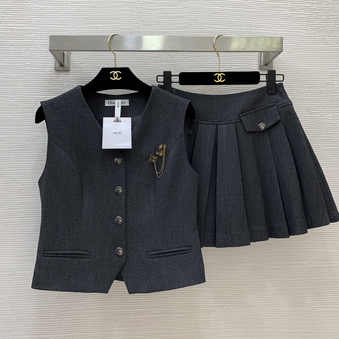 NO:503401,Model number G25091725 Dio* new autumn and winter style, high-end customized fabric, fashionable temperament, age-reducing two-piece set!  Custom CD button placket slim-fitting sleeveless vest top pleated skirt with high waist slim short skirt skirt!  Dark gray, navy blue, (Size S shoulder width 35, bust 84, 48 length 48, waist 68, skirt length 36) hair, dior, skirt 35, alexander wang19860909款号G25091725 Dio*秋冬新款 高端定制面料时尚气质减龄两件套装！定制CD纽扣门襟修身显瘦无袖马甲上衣压褶裙摆高腰显瘦短裙半身裙！深灰色、藏蓝色、 （S码肩宽35,胸围84,衣长48,腰围68,裙长36）发,,dior,skirts,alexander wang,Women's clothing