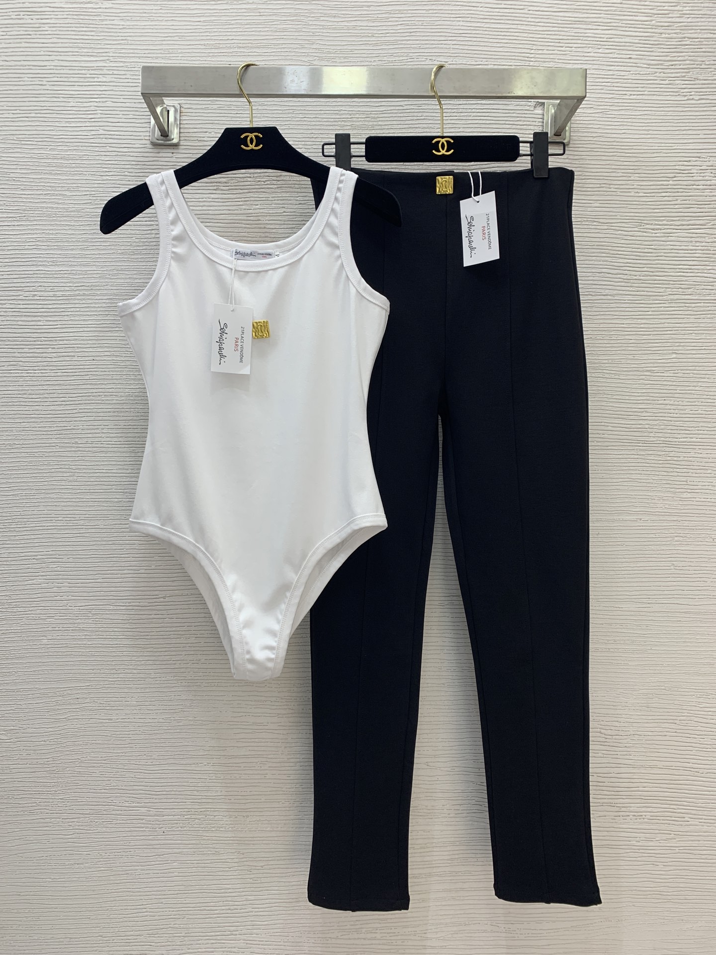 NO:504124,Top and pants number D25091824 Schiapare*li new style gold small accessories decoration fashionable and versatile two-piece set!  Slim-fitting slim jumpsuit vest top Roman cotton stretch tight pants trousers!  White, black, (M size bust 78 elastic, total length 67; waist 70, pants length 98), alexander wang19860909上衣、裤子款号D25091824 Schiapare*li夏帕瑞利新款 金色小配件装饰时尚百搭两件套装！修身显瘦连体衣背心上衣罗马棉弹力紧身裤子长裤！白色、黑色、 （M码胸围78弹力,总长67；腰围70,裤长98）,,alexander wang,Women's clothing