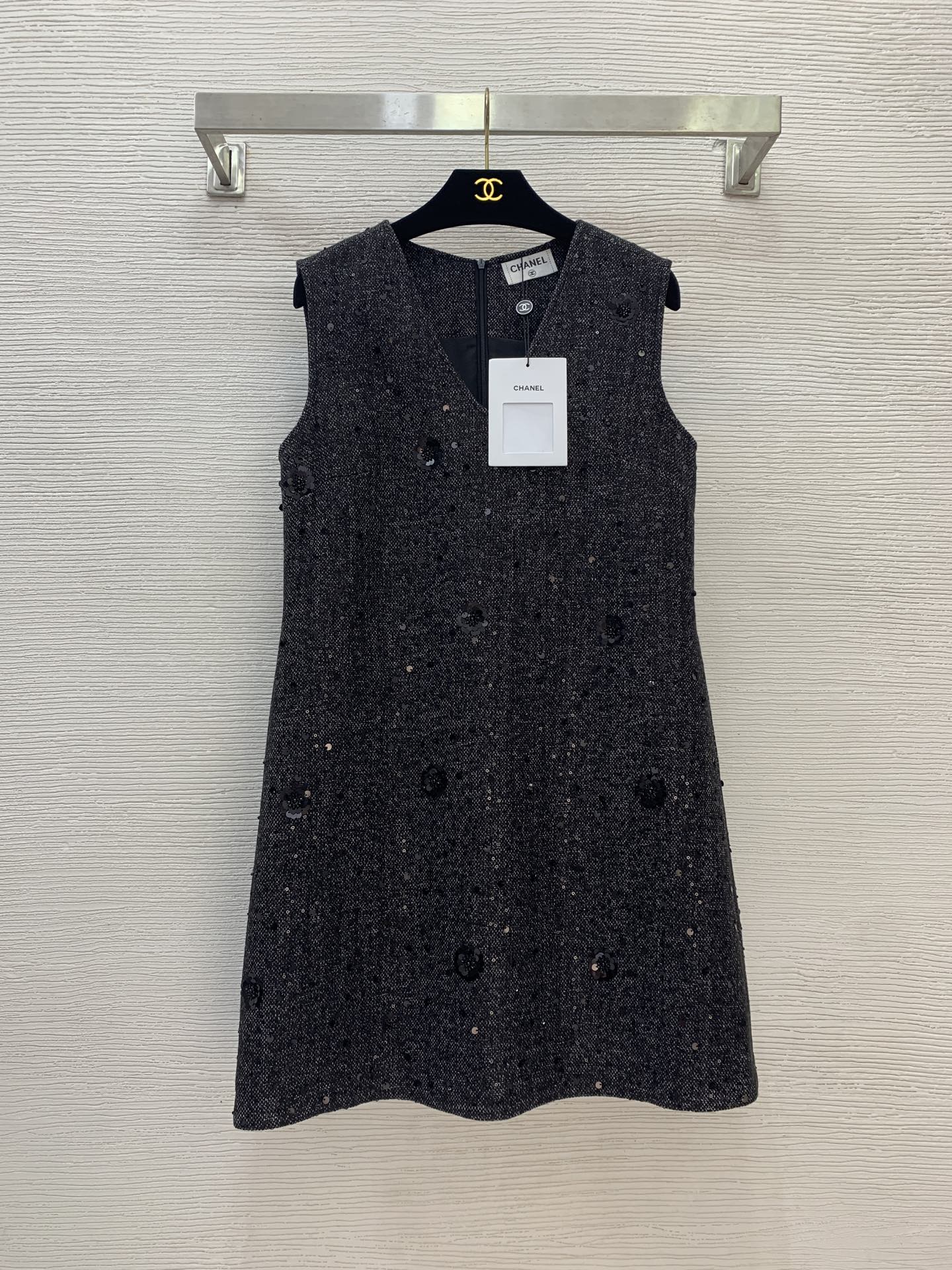 NO:505263,Model number G25091982 Chane* new autumn and winter style, high-end custom heavy industry sequin bead flower decoration, small A-version slim sleeveless vest dress!  Gray-black, (Size S bust 88, skirt length 85) hair, chanel, skirts, alexander wang19860909款号G25091982 Chane*秋冬新款 高端定制重工亮片钉珠花朵装饰、小A版修身显瘦无袖背心连衣裙！灰黑色, （S码胸围88,裙长85）发,,chanel,skirts,alexander wang,Women's clothing