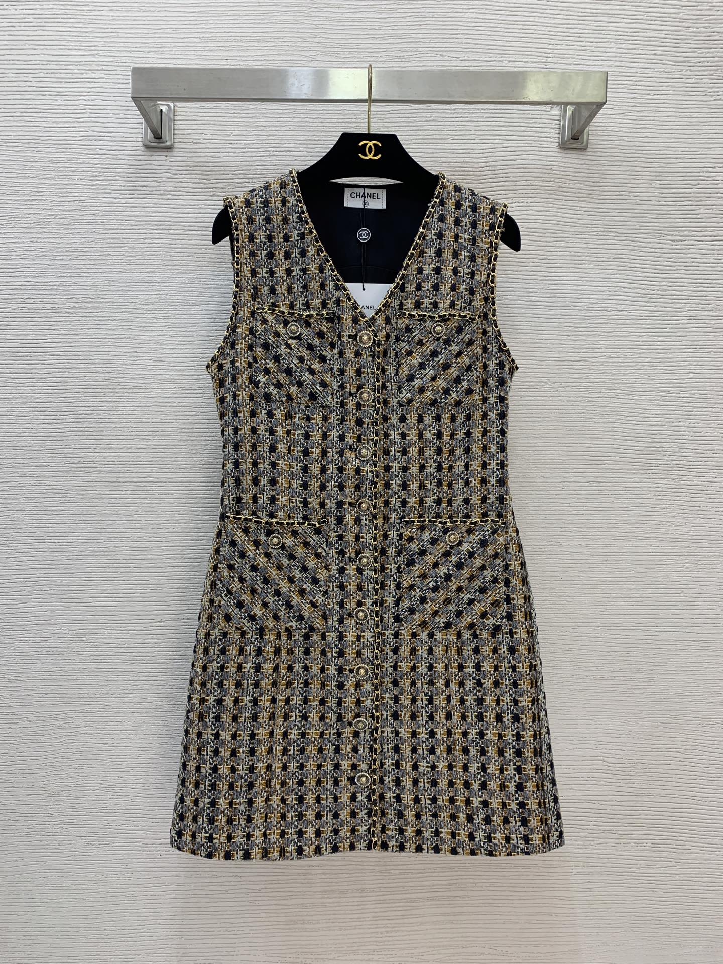 NO:506867,Model number G25092057 Chane* newest high-end custom temperament celebrity Xiaoxiang style contrasting woven chain edge decoration slim fit buckle V-neck sleeveless dress!  (Size S bust 84, skirt length 84) hair, chanel, skirts, alexander wang19860909款号G25092057 Chane*新款 高端定制气质名媛小香风撞色编织链条包边装饰修身显瘦系扣V领无袖连衣裙！ （S码胸围84,裙长84）发,,chanel,skirts,alexander wang,Women's clothing