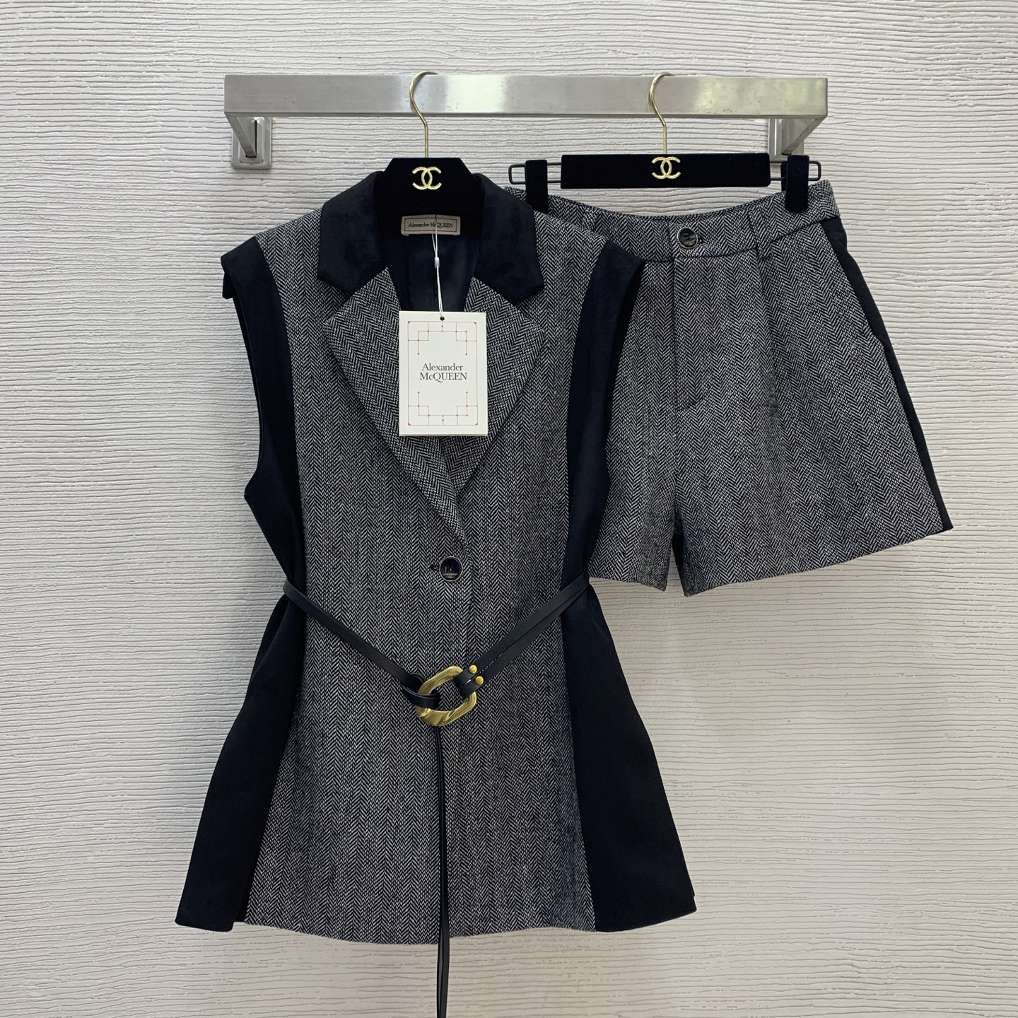 NO:506273,Model number G25092044 McQueen MCQ* new high-end custom temperament and fashionable two-piece set!  Deerskin velvet contrasting color spliced ​​herringbone slim fit and slim one-piece buckle vest jacket top versatile high-waist wide-leg shorts!  Gray, brown, (M size shoulder width 40, bust 96, 69 length; waist 70, trousers 37) hair, alexander mcqueen, shorts, jackets & coats, alexander wang19860909款号G25092044 麦昆MCQ*新款高端定制气质时尚两件套装！鹿皮绒撞色拼接人字纹修身显瘦一粒扣马甲外套上衣百搭高腰阔腿短裤！灰色、棕色、 （M码肩宽40,胸围96,衣长69；腰围70,裤长37）发,,alexander mcqueen,shorts,jackets & coats,alexander wang,Women's clothing
