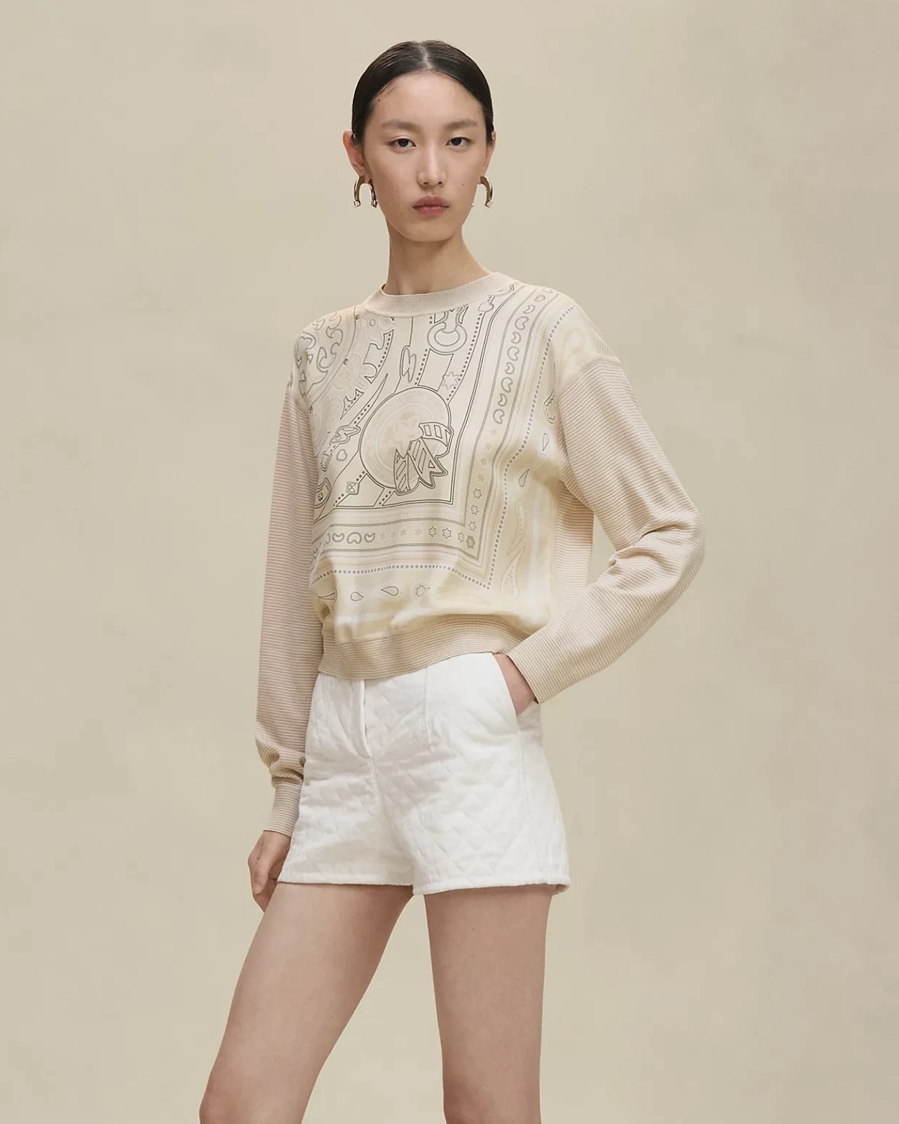 NO:503397,Model number G25091752 Hermè* new high-end custom front piece 19 Mmè silk twill spliced ​​back piece wool blended striped knit fabric, geometric pattern retro printed round neck pullover long sleeve sweater top!  Apricot, gray-blue, (S-size shoulder width 45, bust 96, sleeve length 51, clothing length 52) hair, hermes, real silk, alexander wang19860909款号G25091752 Hermè*新款 高端定制前片19姆米真丝斜纹绸拼接后片羊毛混纺条纹针织面料、几何图案复古印花圆领套头长袖针织衫上衣！杏色、灰蓝色、（S码肩宽45,胸围96,袖长51,衣长52）发,,hermes,real silk,alexander wang,Women's clothing