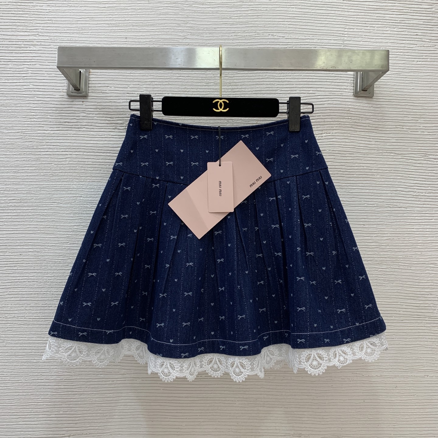 NO:506878,Model number G25092172 MiuMi* new model high-end custom washing cowboy bow jacquard fabric, fashionable and playful age-reducing lace lace spliced ​​pleated skirt hem fluffy skirt denim skirt short skirt, with safety pants lining!  (Size S waist circumference 66, skirt length 41) hair, miumiu, skirts, alexander wang19860909款号G25092172 MiuMi*缪家新款 高端定制洗水牛仔蝴蝶结提花面料、时尚俏皮减龄蕾丝花边拼接压褶裙摆蓬蓬裙牛仔半身裙短裙、带有安全裤内衬！ （S码腰围66,裙长41）发,,miumiu,skirts,alexander wang,Women's clothing