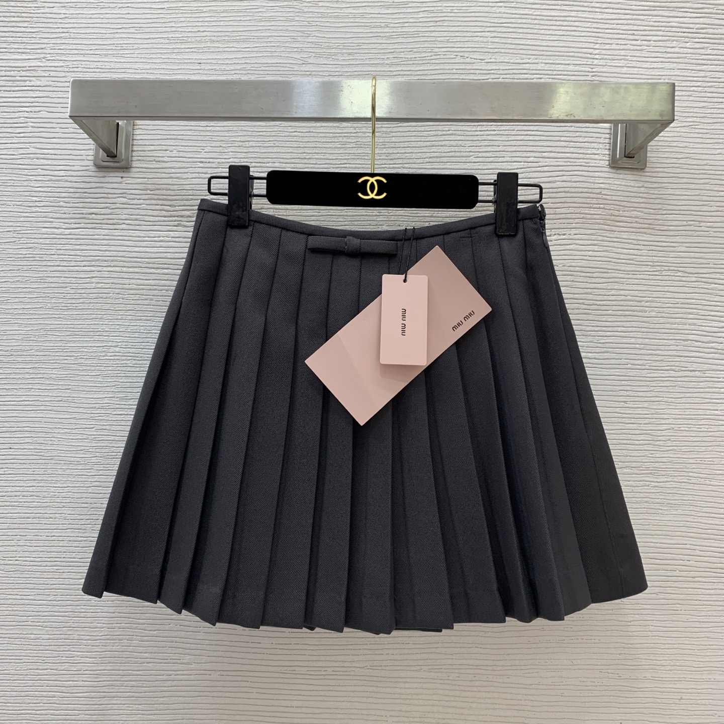 NO:507767,Model number G25092238 MiuMi* new high-end custom twill cotton suit skirt!  Sweet temperament, age-reducing bow decorative pleated skirt with high waist, slimming skirt!  Navy blue, high-end gray, (Size S waist 68, skirt length 38) hair, miumiu, skirt, business suit, alexander wang19860909款号G25092238 MiuMi*缪家新款 高端定制斜纹棉西装短裙！气质甜美减龄蝴蝶结装饰压褶裙摆高腰显瘦半身裙！藏蓝色、高级灰、 （S码腰围68,裙长38）发,,miumiu,skirts,business suit,alexander wang,Women's clothing
