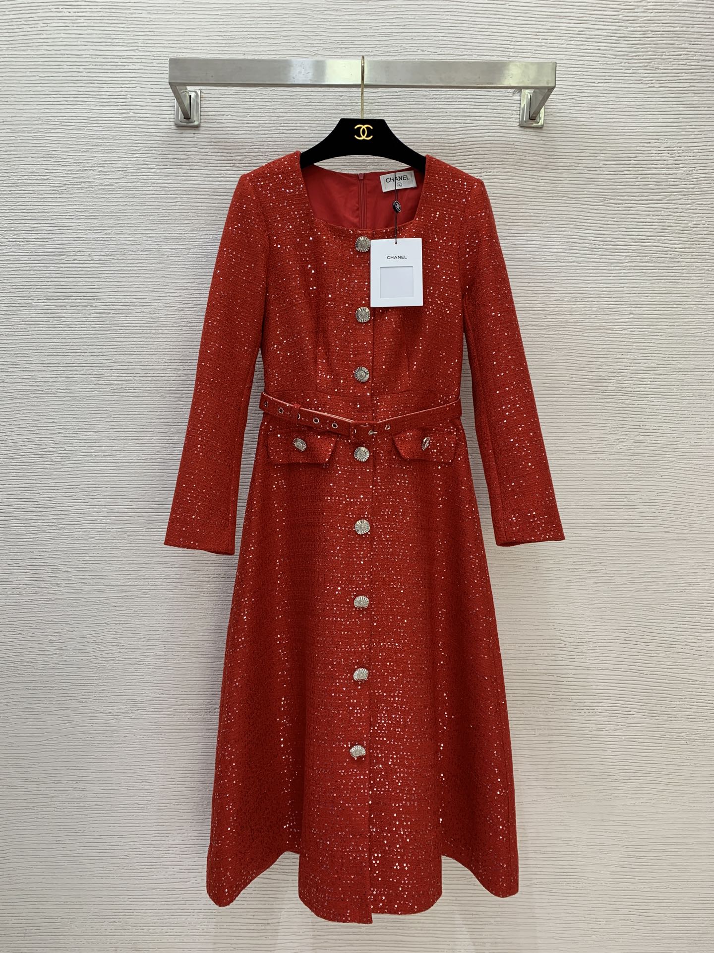 NO:506881,Model number G25092187 Chane* newest high-end custom sequin braided coarse, temperament and fashionable single-breasted decoration waist-hugging and slim large swing long sleeve square collar small fragrance dress with belt!  Purple, red, (M size shoulder width 37, bust 84~88, waist 70, sleeve length 55, clothing length 114) hair, chanel, skirts, alexander wang19860909款号G25092187 Chane*新款 高端定制亮片编织粗纺、气质时尚单排扣装饰收腰显瘦大摆长袖方领小香连衣裙配有腰带！紫色、红色、 （M码肩宽37,胸围84～88,腰围70,袖长55,衣长114）发,,chanel,skirts,alexander wang,Women's clothing