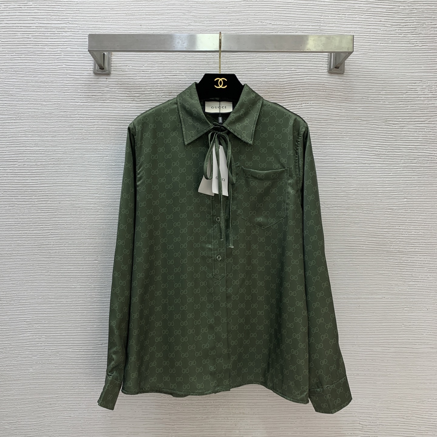 NO:507773,Model number D25092275 GUCC* newest custom silky and light GG printed fabric, letter logo button single pocket button lapel loose and versatile long-sleeved shirt!  Green, (M size shoulder width 41, bust 102, sleeve length 60, clothing length 66) hair, gucci, alexander wang19860909款号D25092275 GUCC*新款 定制丝滑光感GG印花面料、字母logo纽扣单口袋系扣翻领宽松百搭长袖衬衣！绿色、（M码肩宽41,胸围102,袖长60,衣长66）发,,gucci,alexander wang,Women's clothing
