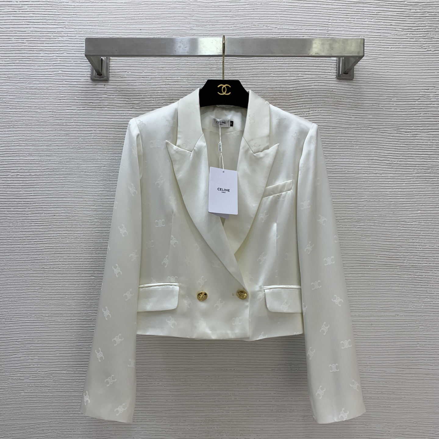 NO:507769,Model number G25092243 Celin* new custom-made smooth acetic acid fabric feels silky and comfortable!  Arc de Triomphe logo jacquard temperament commuter two-barrel suit short jacket!  Black, off-white, (M size shoulder width 38 with shoulder pads, bust 94, sleeve length 59, clothing length 49) hair, celine, jackets & coats, business suit, alexander wang19860909款号G25092243 Celin*思琳新款定制光滑仿醋酸面料手感丝滑舒适！凯旋门logo提花气质通勤两粒扣西装短款外套！黑色、米白色、（M码肩宽38有垫肩,胸围94,袖长59,衣长49）发,,celine,jackets & coats,business suit,alexander wang,Women's clothing