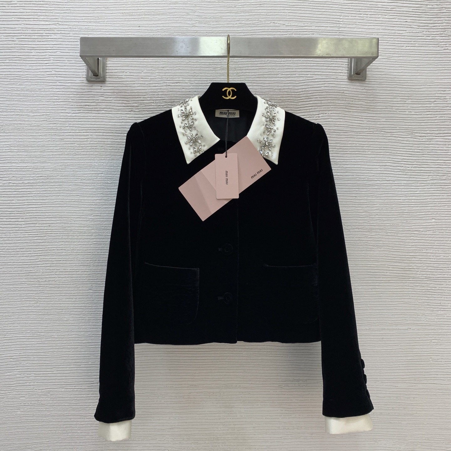 NO:508582,Model number G25092384 MiuMi* new model, high-end custom heavy industry luxury diamond-inlaid beads decorative contrasting lapel, daughter-in-law temperament round neck long-sleeved short velvet jacket!  Black (Size S shoulder width 35 with shoulder pads, bust 90, sleeve length 58, clothing length 47) hair, miumiu, jackets & coats, alexander wang19860909款号G25092384 MiuMi*缪家新款 高端定制重工奢华镶钻钉珠装饰撞色翻领、千金大小姐气质圆领长袖短款丝绒外套！黑色、（S码肩宽35有垫肩,胸围90,袖长58,衣长47）发,,miumiu,jackets & coats,alexander wang,Women's clothing