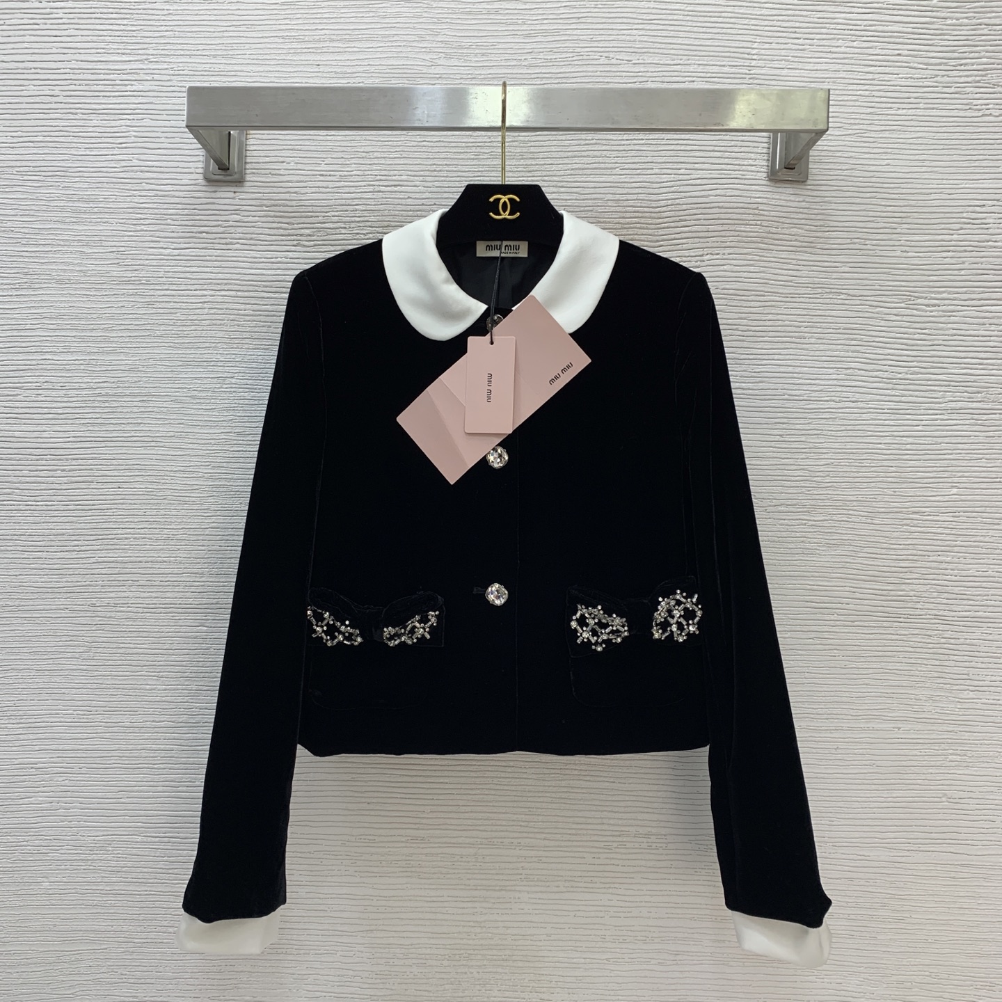 NO:507763,Model number G25092249 MiuMi* new model high-end boutique custom gold velvet fabric, heavy industry diamond inlaid bow decorative contrast doll collar spliced ​​double pocket short velvet jacket!  Black, (Size S shoulder width 35 with shoulder pads, bust 90, sleeve length 59, clothing length 48) hair, miumiu, jackets & coats, alexander wang19860909款号G25092249 MiuMi*缪家新款 高端精品定制金丝绒面料、重工镶钻蝴蝶结装饰撞色娃娃领拼接双口袋短款丝绒外套！黑色, （S码肩宽35有垫肩,胸围90,袖长59,衣长48）发,,miumiu,jackets & coats,alexander wang,Women's clothing