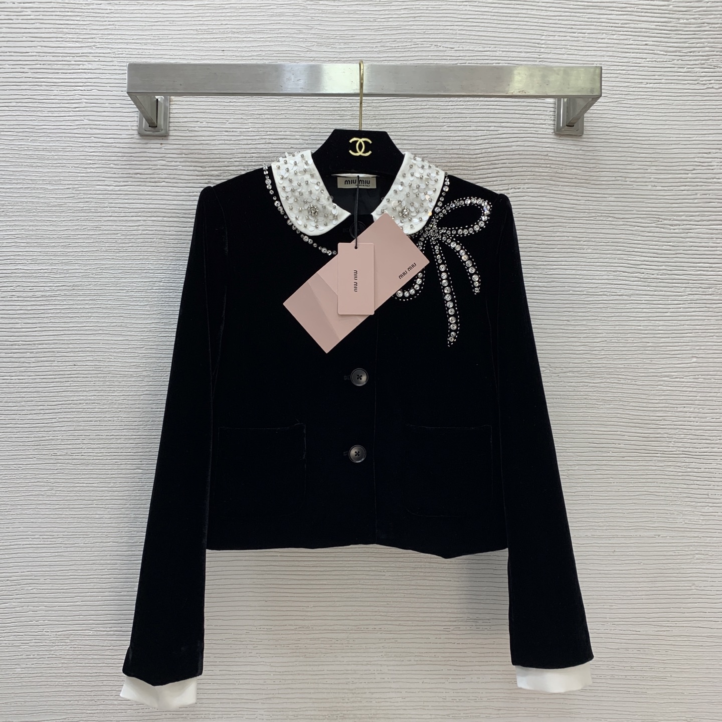 NO:517253,Model number G25092426 MiuMi* new model high-end custom gold velvet high-quality fabric, high-end luxury heavy industry bead piece decorative bow double pocket doll collar long sleeve short velvet jacket!  Black, (Size S shoulder width 35, bust 88, sleeve length 58, clothing length 47) hair, miumiu, jackets & coats, alexander wang19860909款号G25092426 MiuMi*缪家新款 高端定制金丝绒优质面料、高级感奢华重工珠片装饰蝴蝶结双口袋娃娃领长袖短款丝绒外套！黑色, （S码肩宽35,胸围88,袖长58,衣长47）发,,miumiu,jackets & coats,alexander wang,Women's clothing